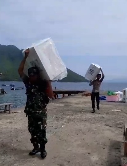 Sinergitas TNI-Polri Kawal Logistik Pemilu dari PPK Pulau Hiri ke KPU Kota Ternate