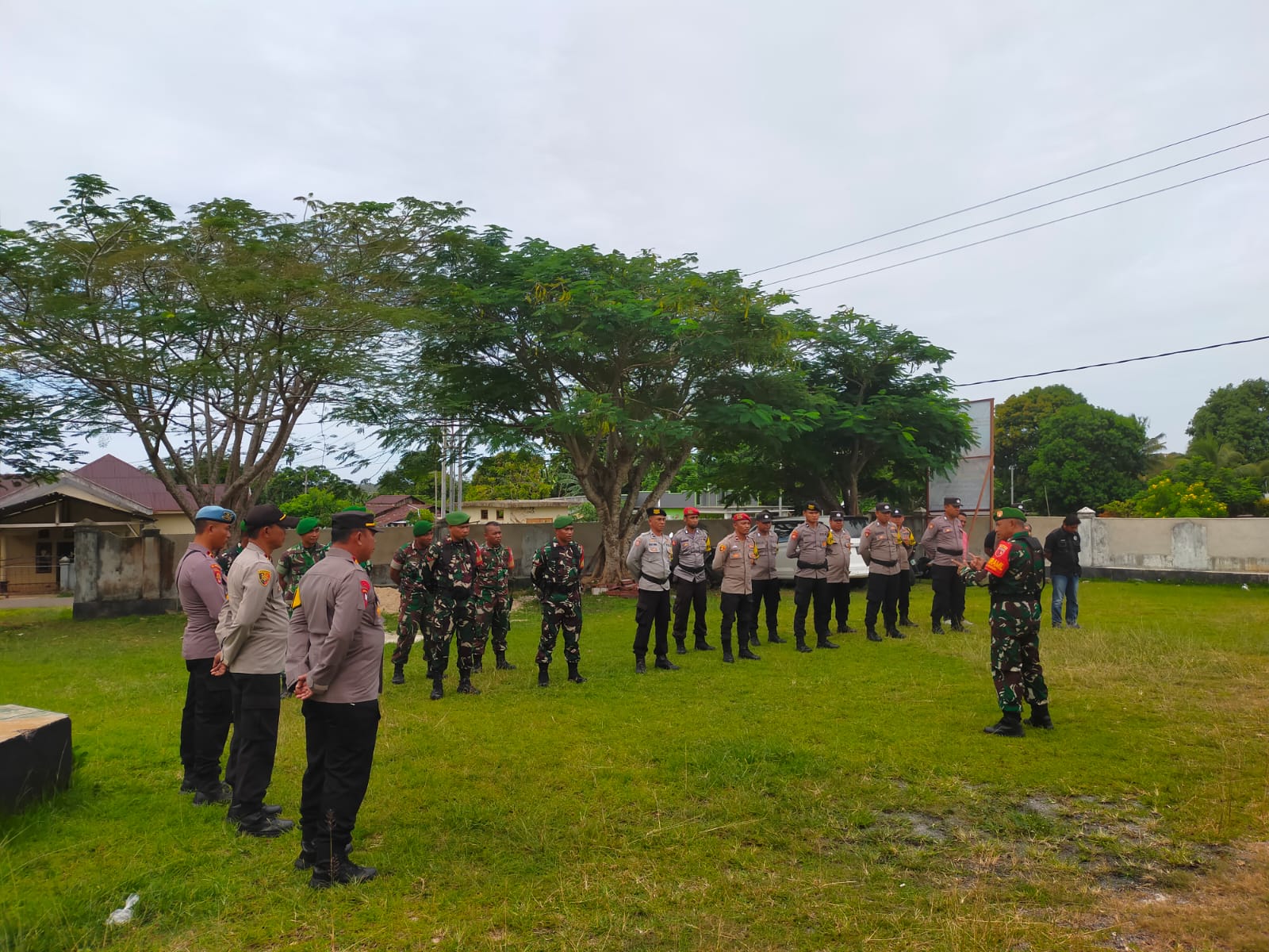 Kompak, TNI-Polri Maluku Utara Amankan Rapat Pleno PPK di Pulau Gebe