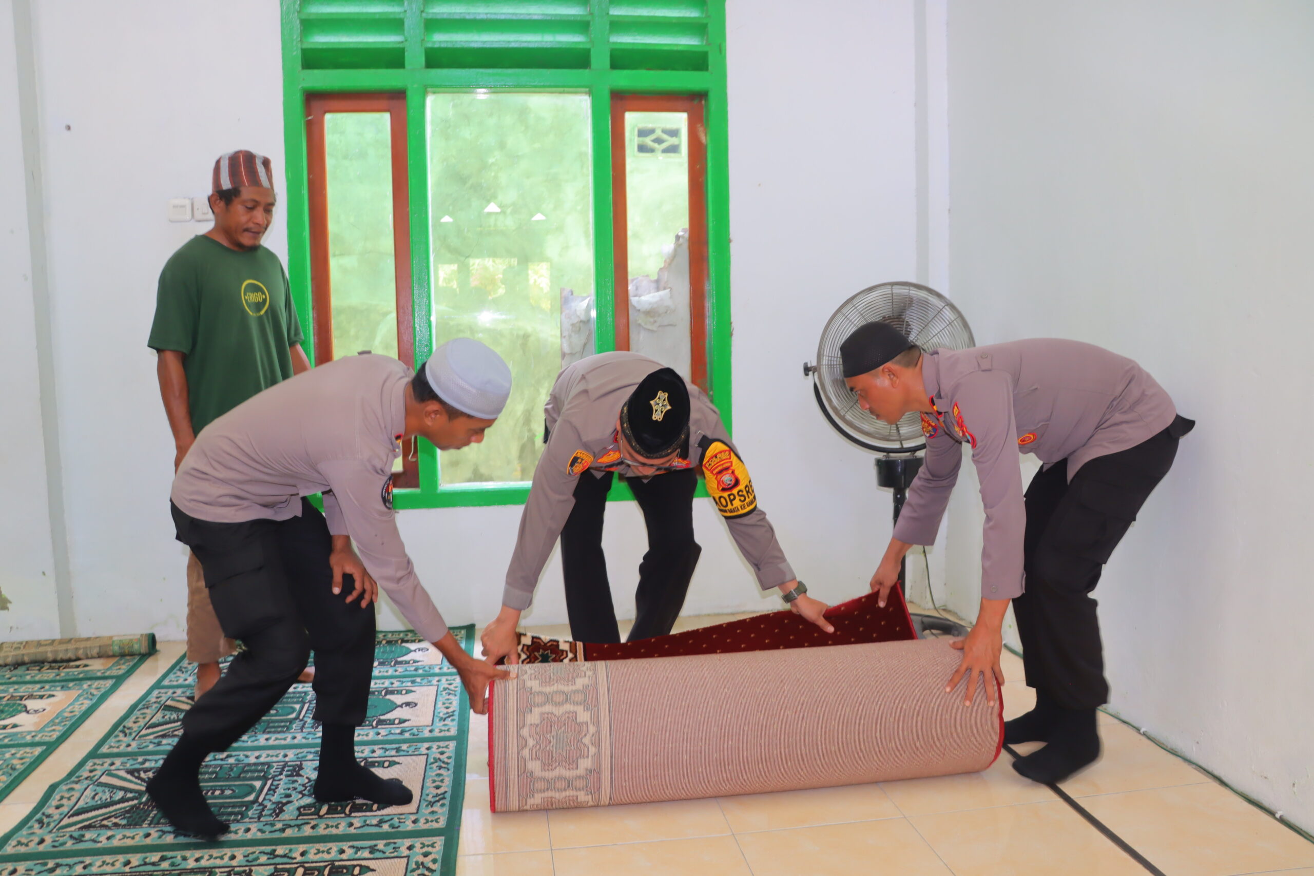 Berbagi Kebaikan, Kapolres Halteng  Berikan Karpet Sajadah dan Paket air minum Untuk Tempat Ibadah