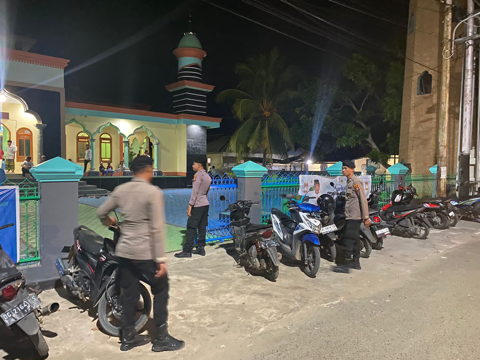 Berikan Rasa Aman Pada Saat Pelaksanaan Sholat Tarawih, Polres Halteng Laksanakan Giat Pengamanan Di beberapa Masjid di Kota Weda 14/03/2024