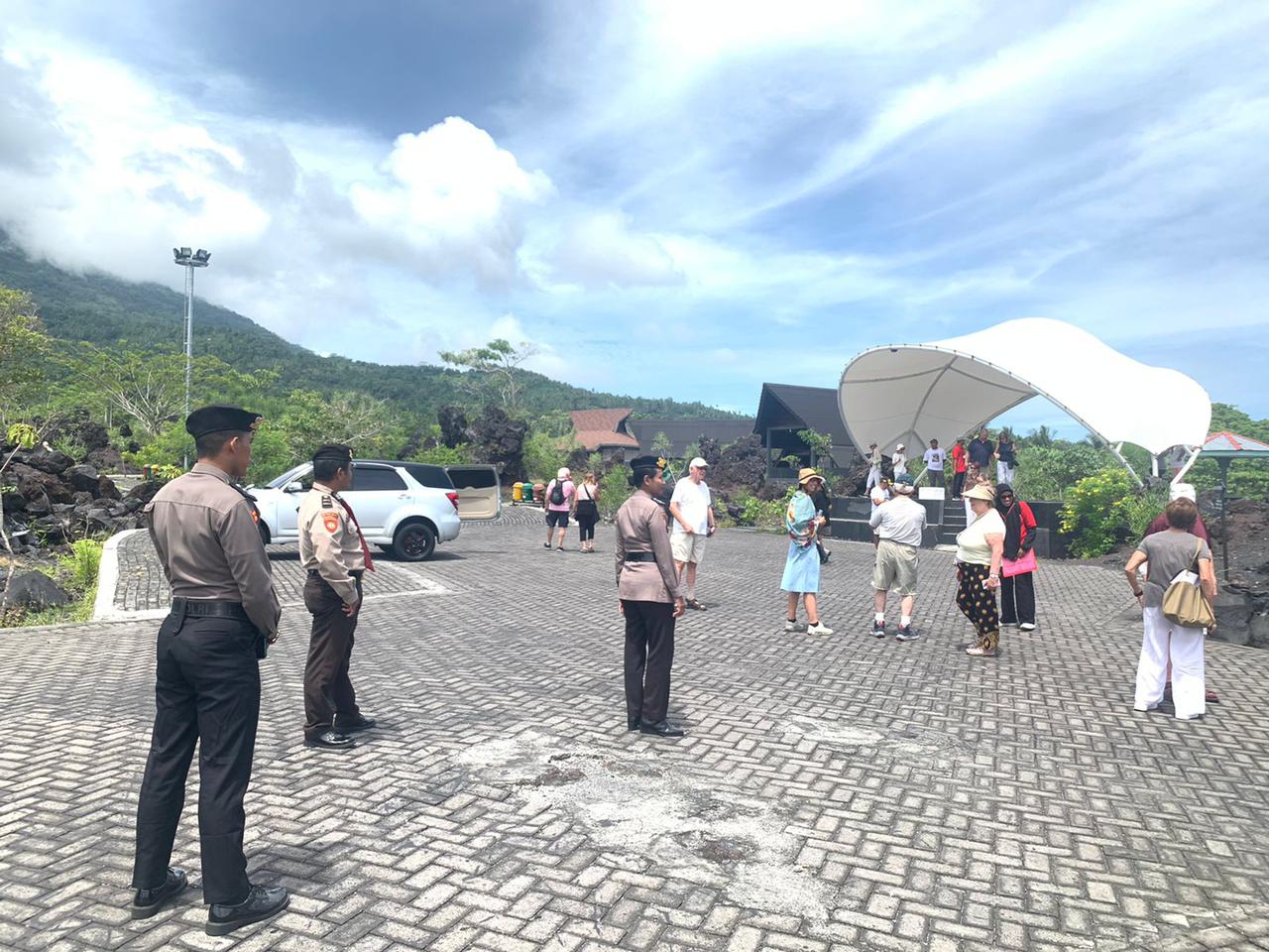 Polda Malut  Berikan Pengawalan Optimal untuk Wisatawan Asing  di Kota Ternate