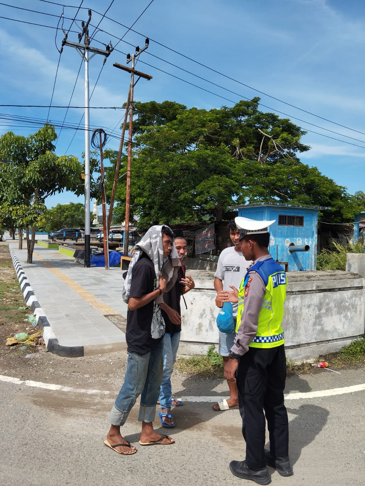 Satlantas Polres Halteng  memberikan Himbauan dan Pengamanan Arus Lalu Lintas di Titik keramaian Kota Weda.