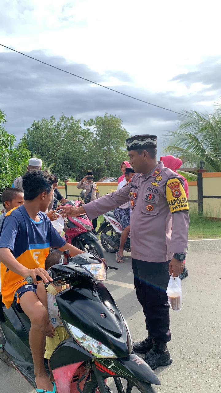 Berbagi Kebahagiaan Jelang Berbuka, Polsek Patani  Bagi-Bagi Takjil