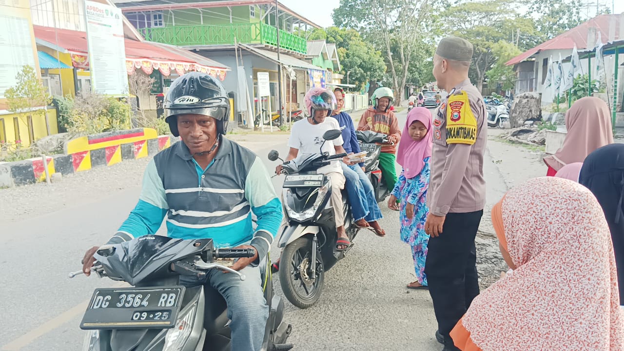 Babinkamtibmas Desa Fatce Ajak Santri TPQ AN-NUR Berbagi Takzil Kepada Masyarakat