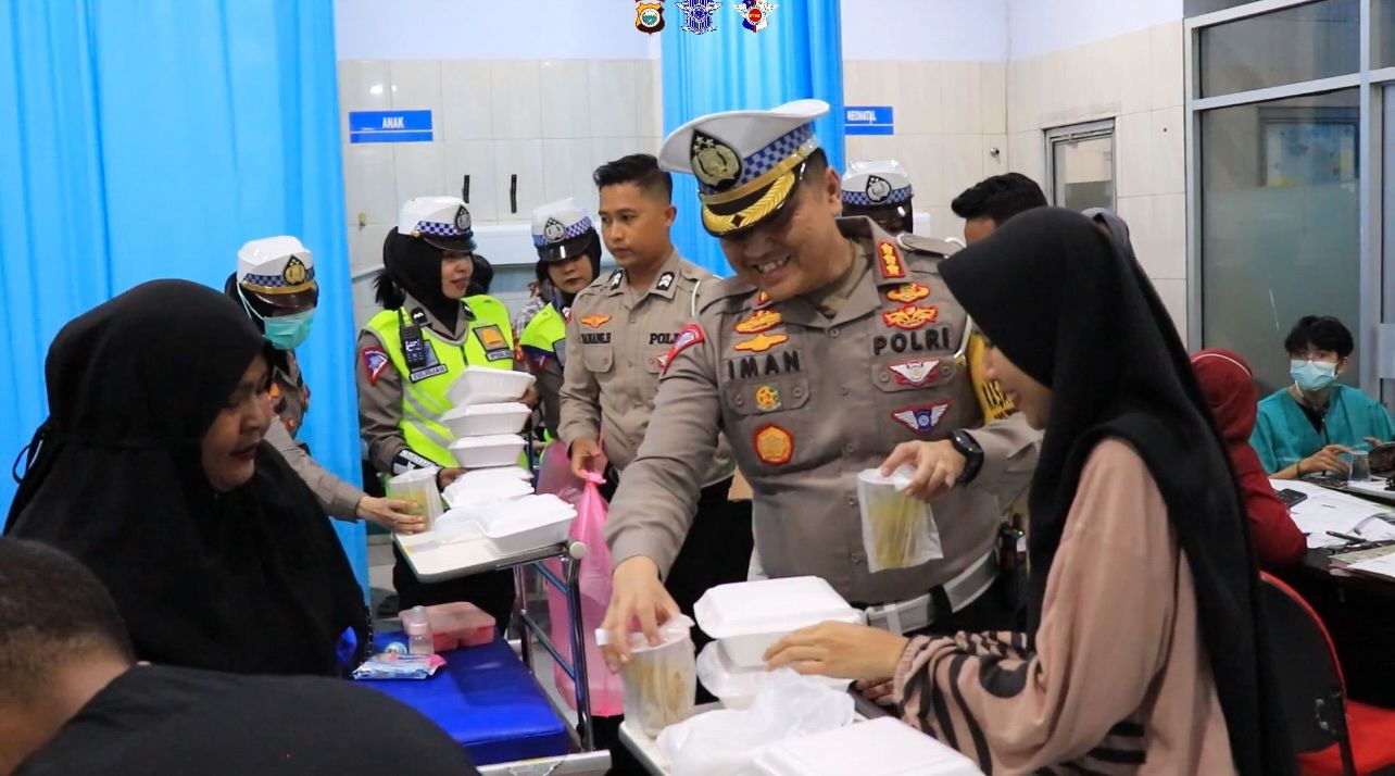 Berbagi Takjil Di Rumah Sakit, Dir Lantas : Bentuk Kontribusi Positif Dalam Membantu Sesama