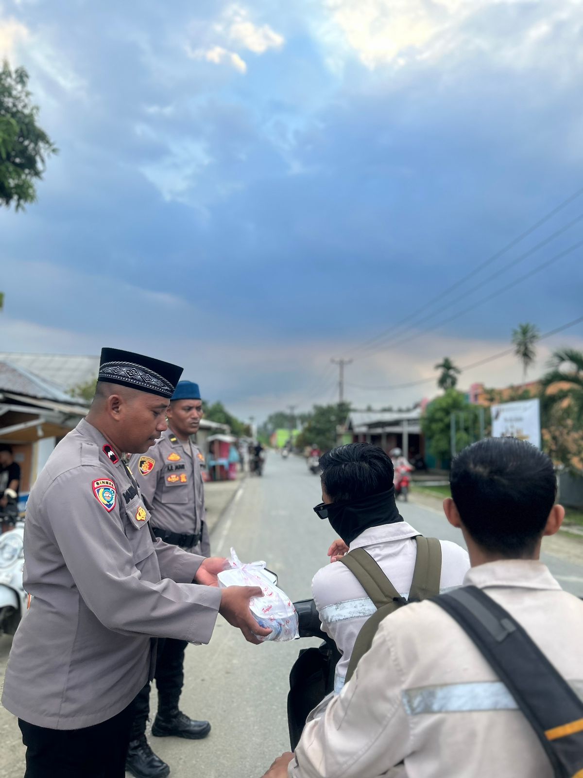 Polres Halteng dan Organda   berbagi Takjil, pemberian  santunan anak yatim dan buka bersama.