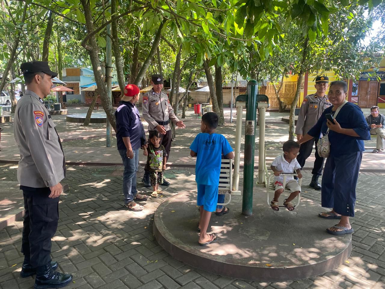 Polda Maluku Utara Lakukan Patroli Rutin di Pelabuhan Ahmad Yani dan Taman Nukila