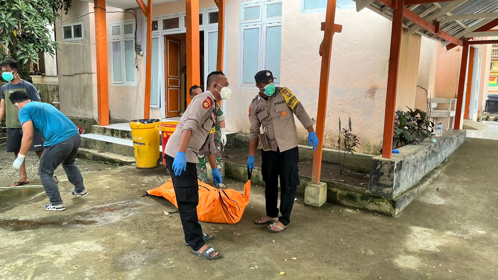 Polisi Evakuasi Penemuan Mayat Laki-laki yang terapung di laut.