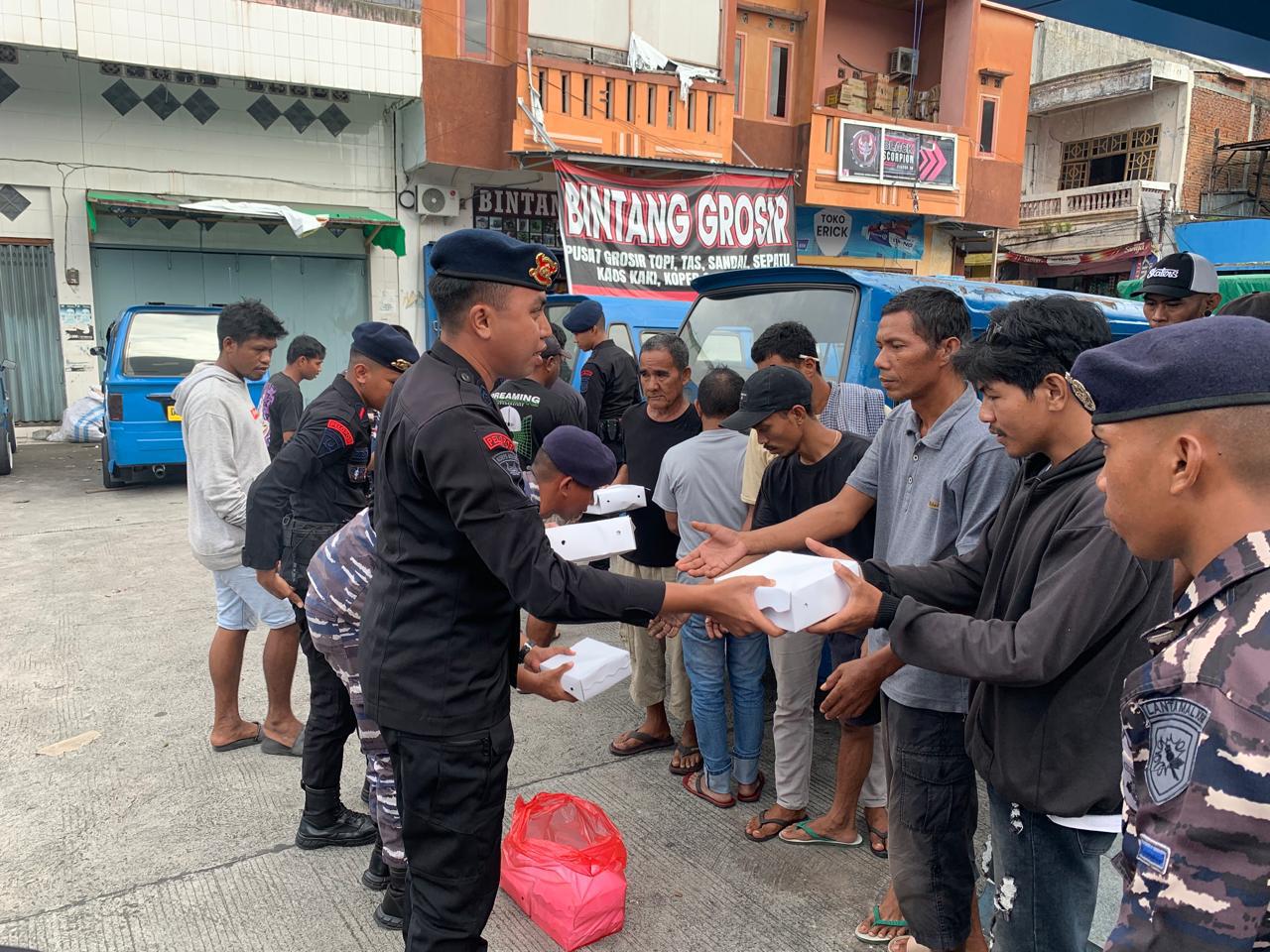 Personel Brimob Polda Malut dan Lanal Ternate Gelar Kegiatan ‘Berbagi Jumat Berkah’ untuk Masyarakat