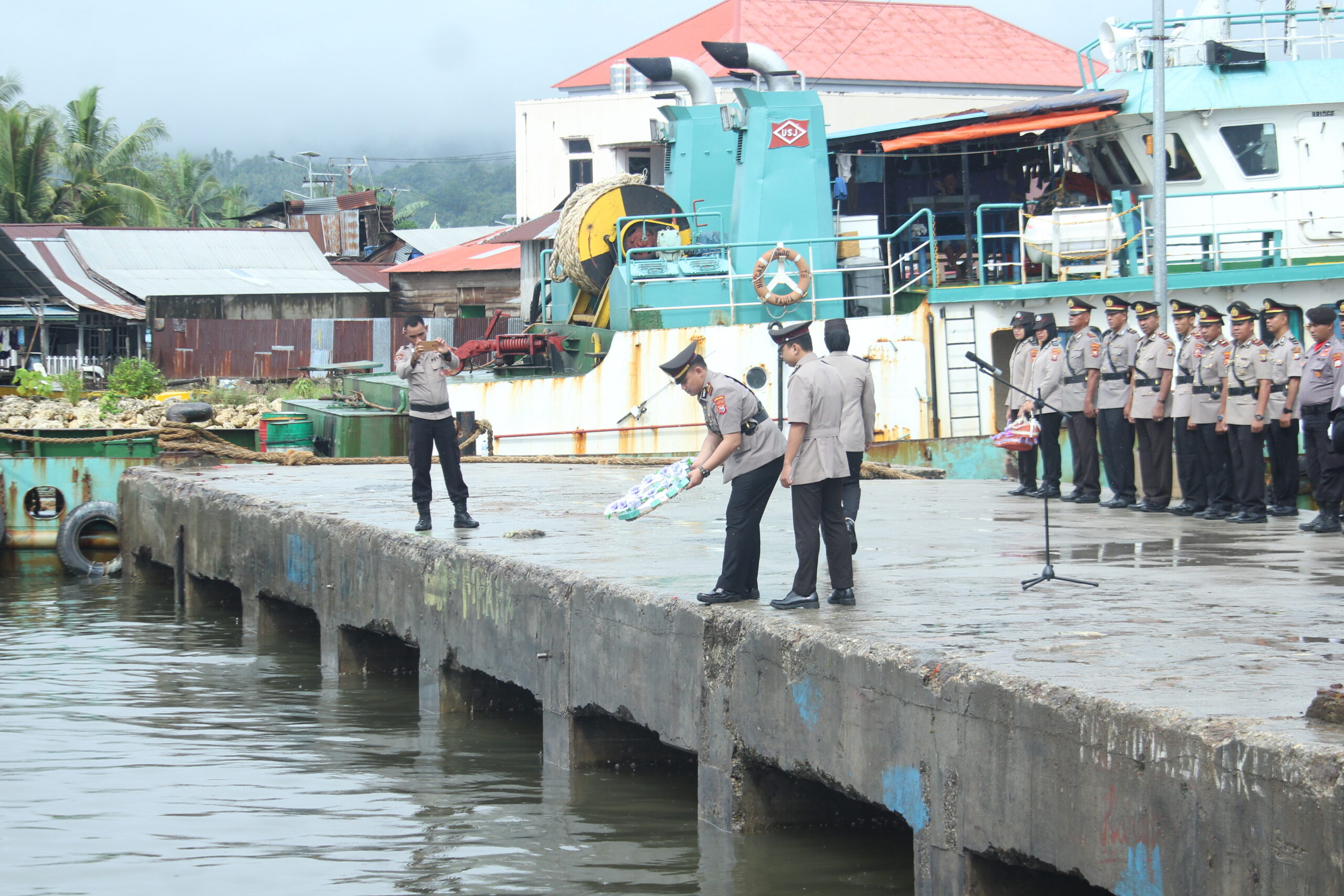 Kabag Ops Polres  Halteng  Pimpin Upacara Tabur Bunga Dalam Rangka Hari Bhayangkara ke-78.