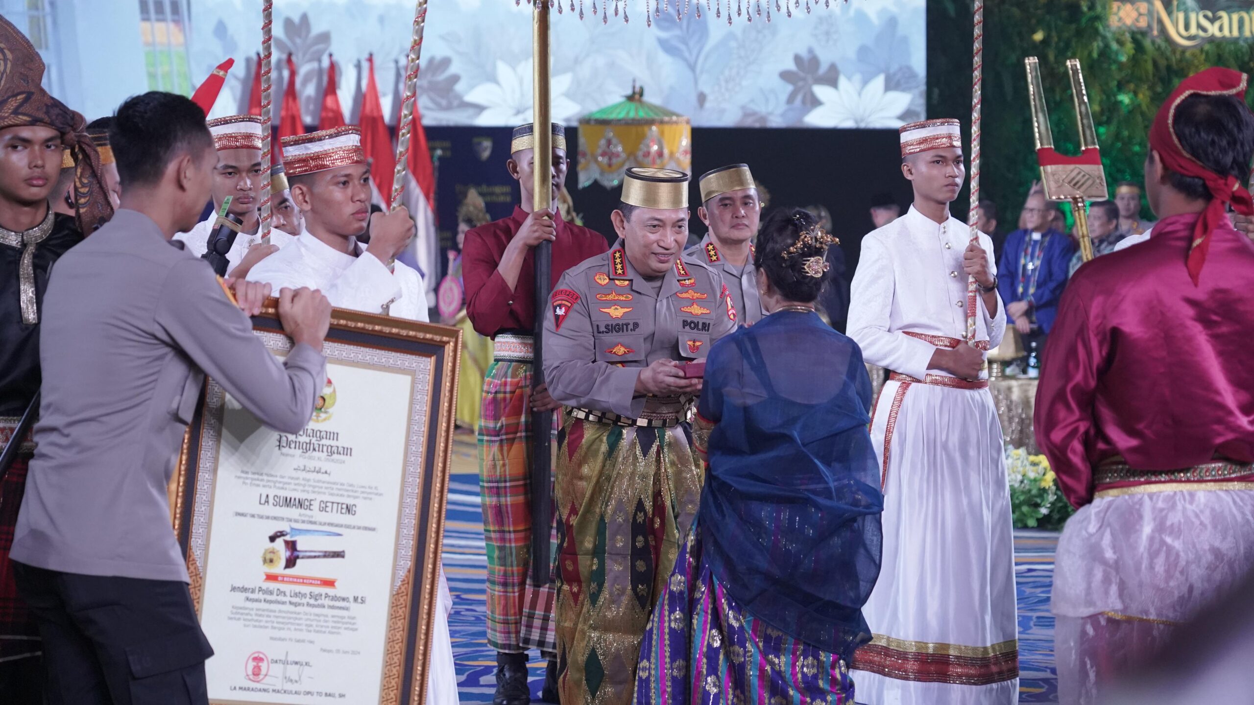 Kapolri Diberi Gelar Adat-Pusaka oleh Dewan Adat dan Kerajaan di Sulawesi Selatan