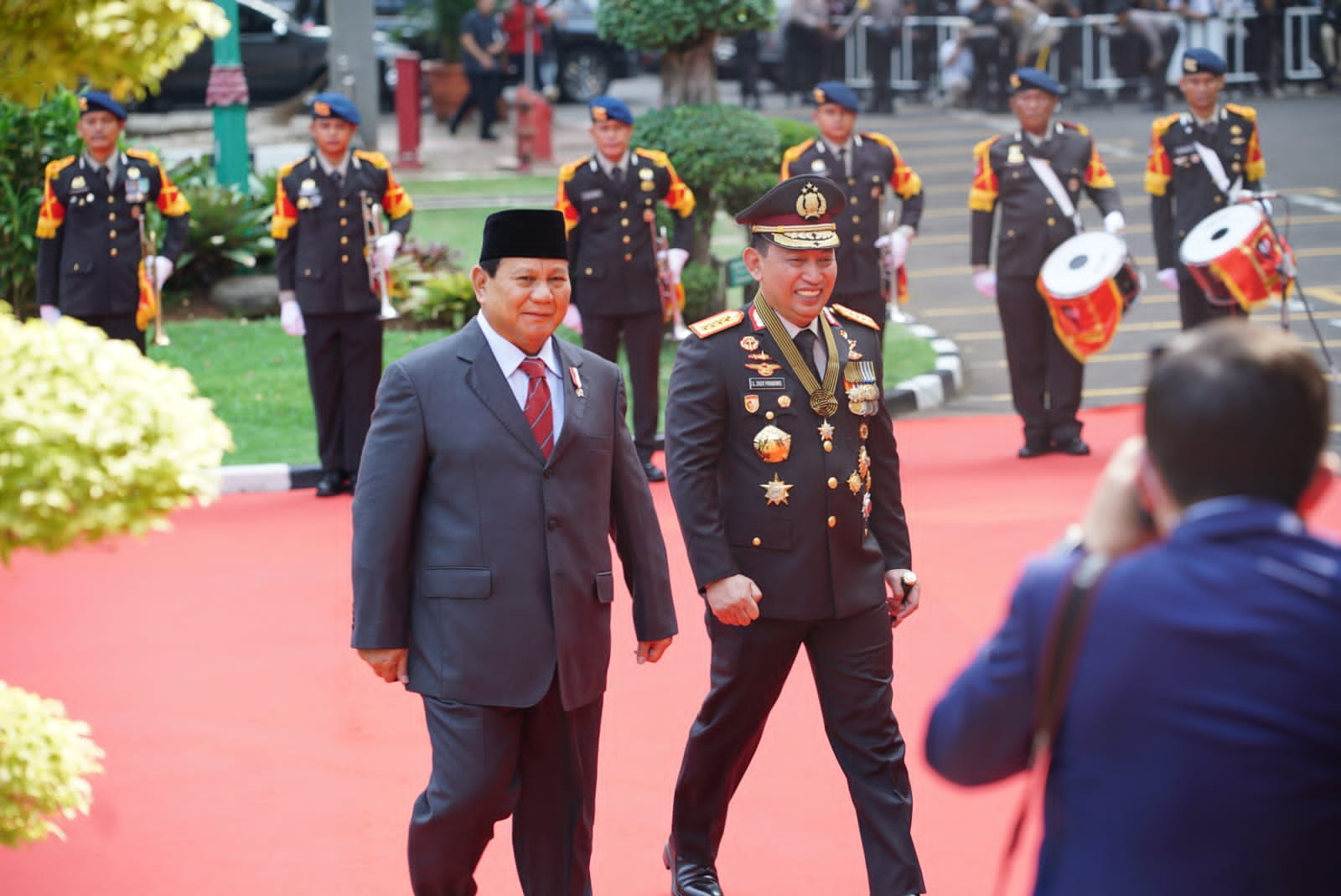 Menhan Prabowo Subianto Terima Penghargaan Tanda Kehormatan Bintang Bhayangkara Utama Polri