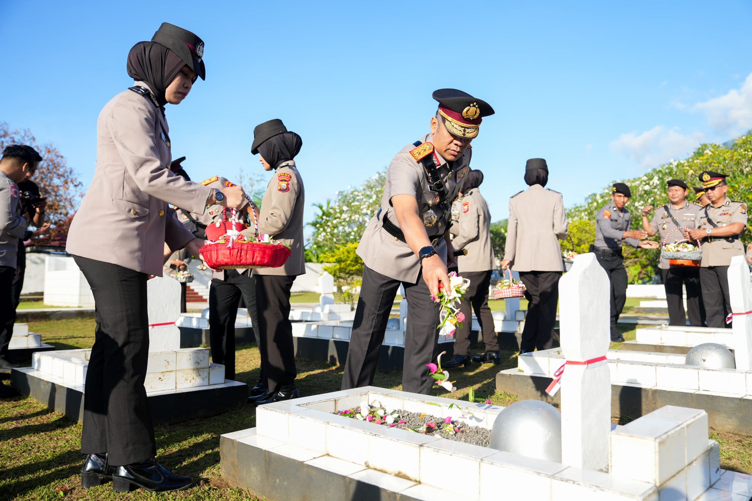 Polda Maluku Utara Gelar Ziarah Makam Pahlawan untuk Peringati Hari Bhayangkara ke-78