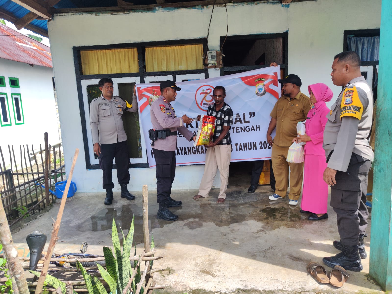 Sambut Hari Bhayangkara ke-78, Polres Halteng  Salurkan Bansos.