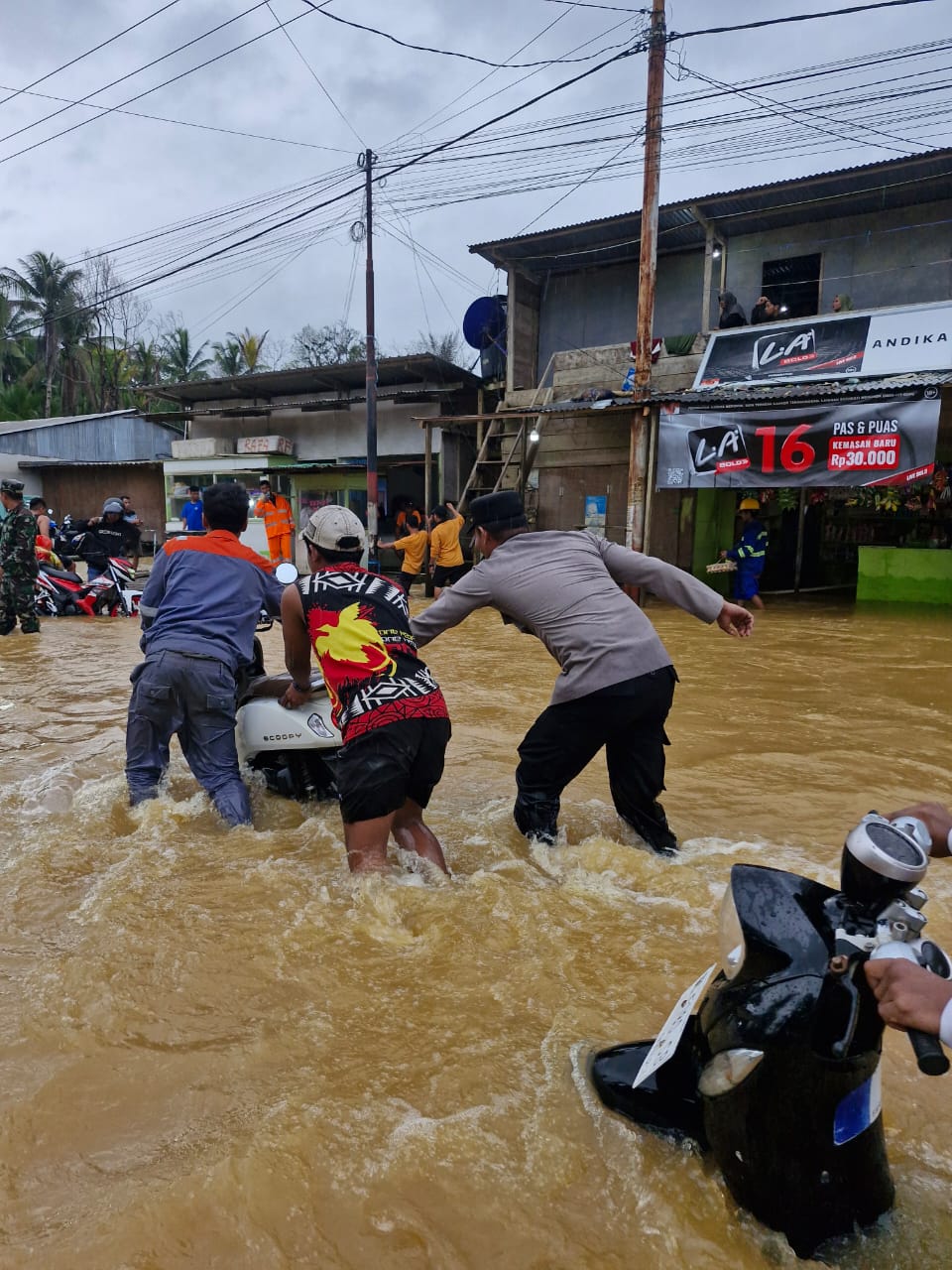 Tanggap Bencana, Polres Halteng Bantu Evakuasi Korban Banjir.