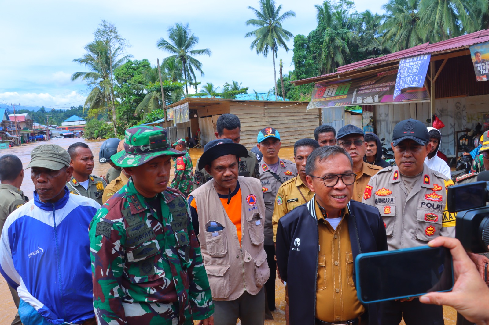 Waka Polres Halteng Pimpin  85 Personel Bantu Penanganan Banjir di Kec Weda Tengah.