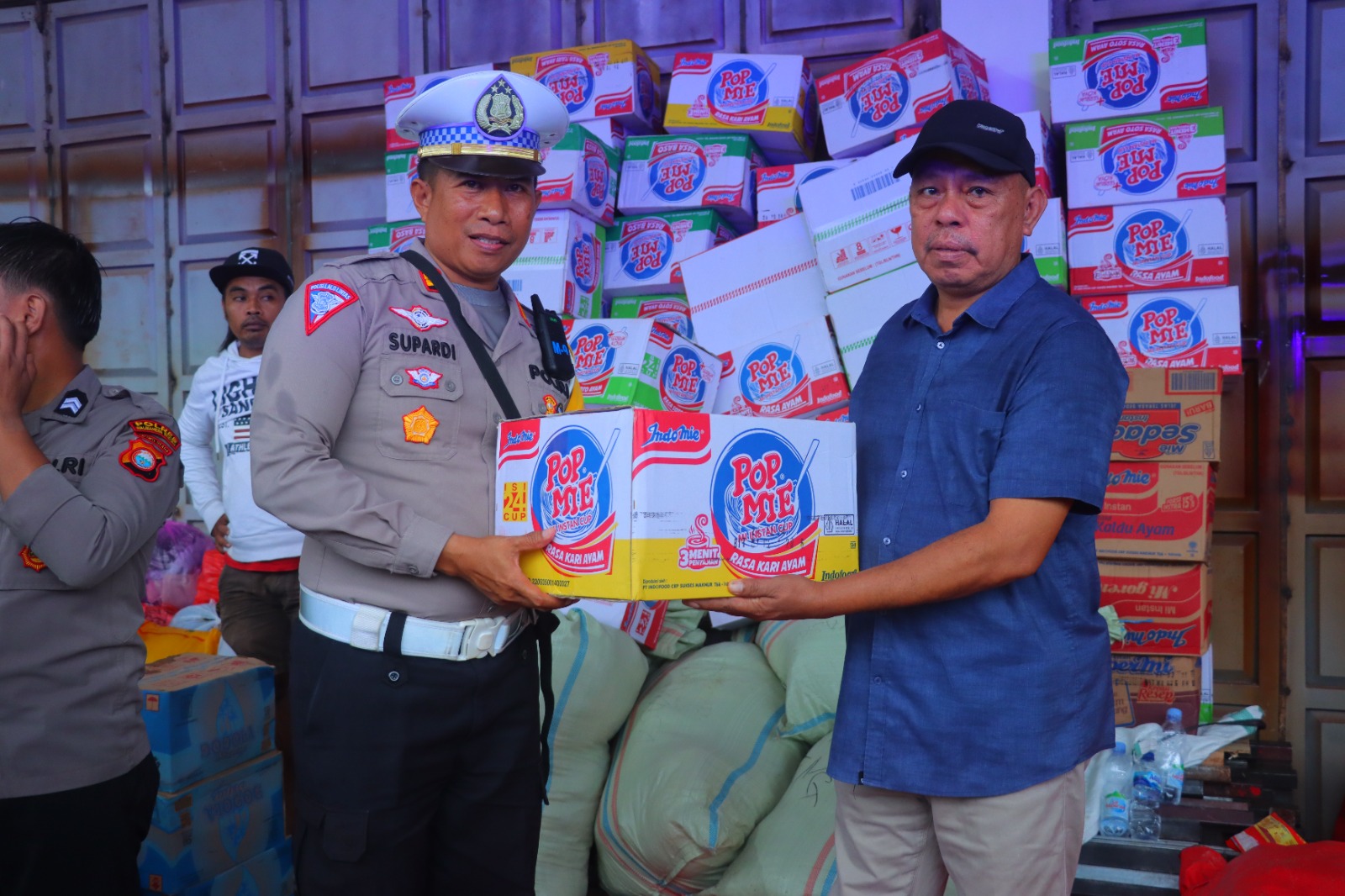 Polres Halteng mengirimkan bantuan  Sembako Dan Mengevakuasi warga yang terjebak banjir di Trans Kobe.