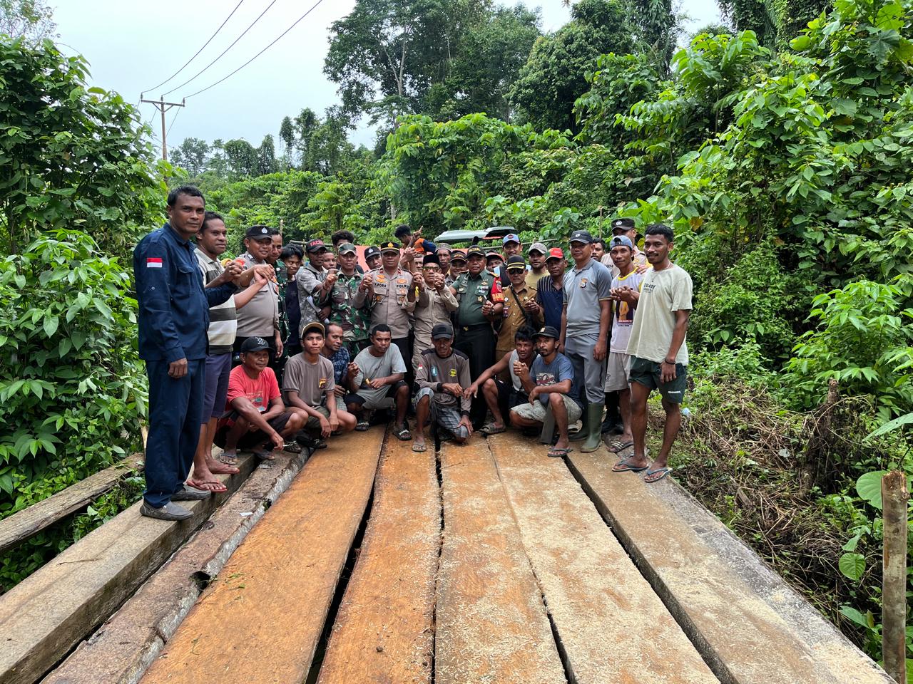 Gotong Royong : Polsek Mangoli Barat dan Koramil Dofa Perbaiki Jembatan