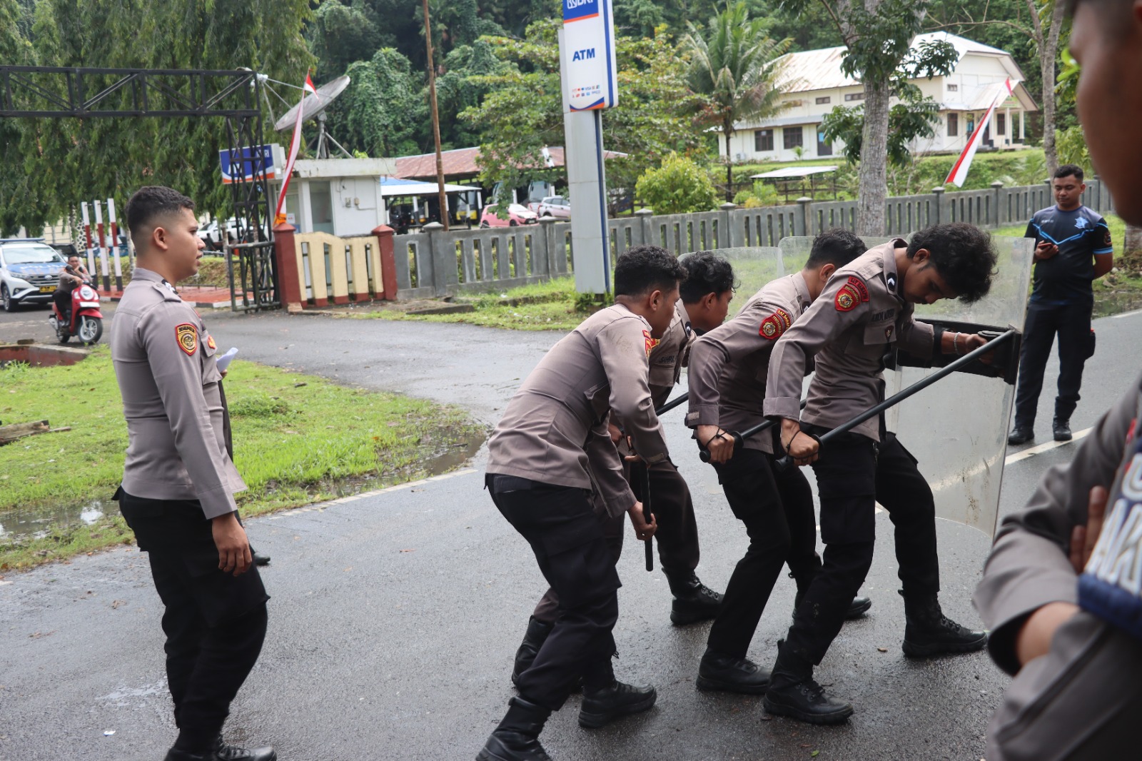 Jelang Pemilu 2024, Polres Halteng Gelar Latihan Sispamkota.