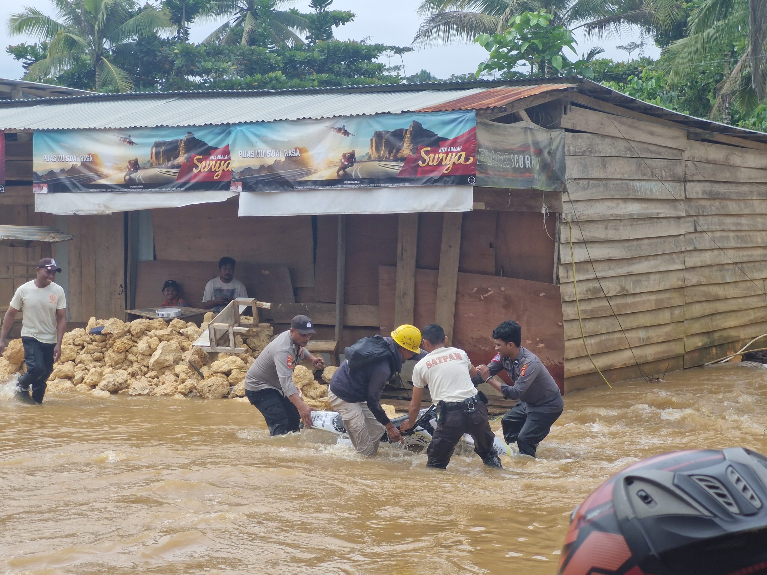 Polisi  Halmahera Tengah Bantu Warga Terdampak Banjir.