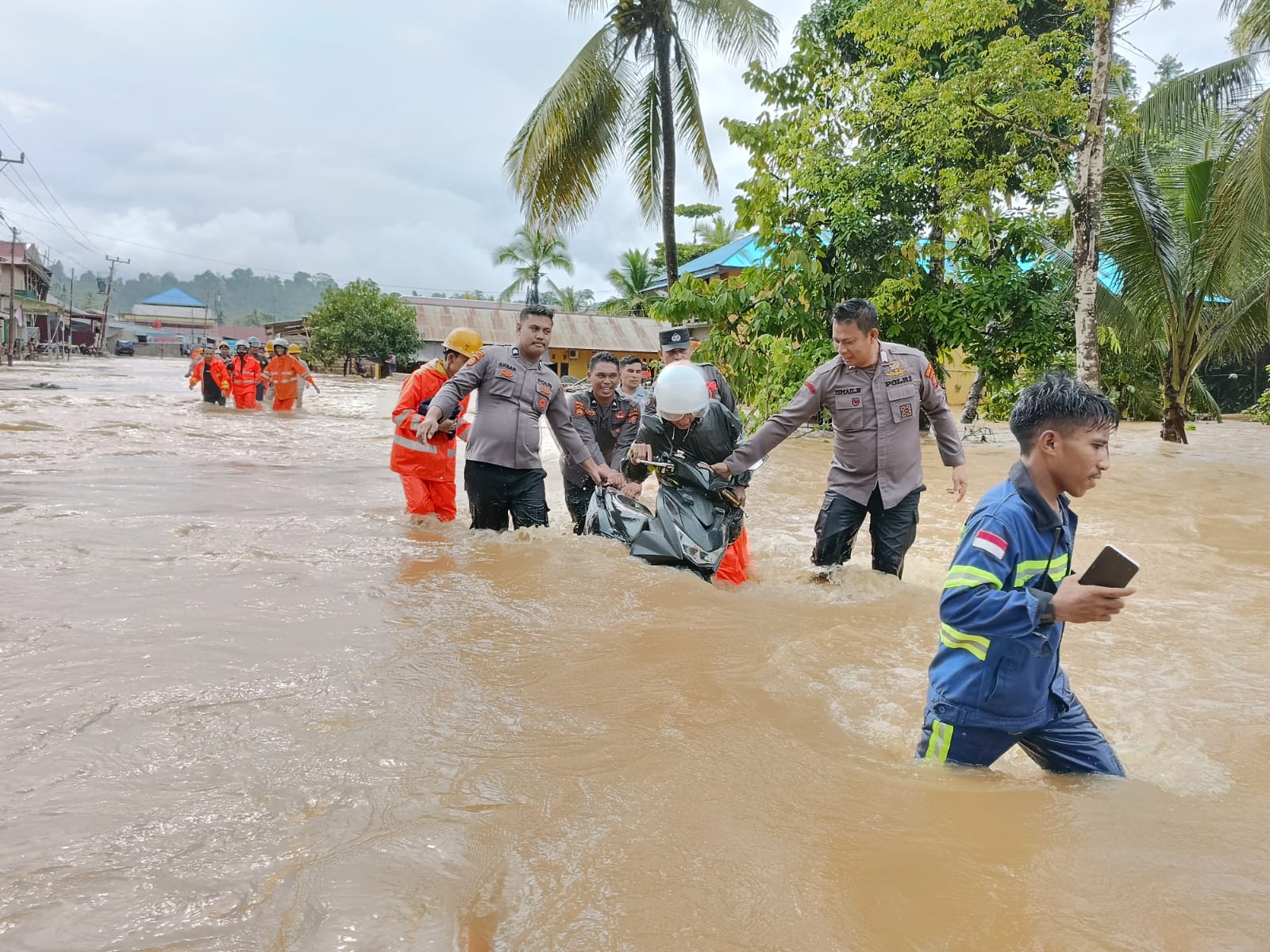 Polres Halteng bersama jajaran Pol subsektor weda Tengah tangap cepat bantu korban banjir.