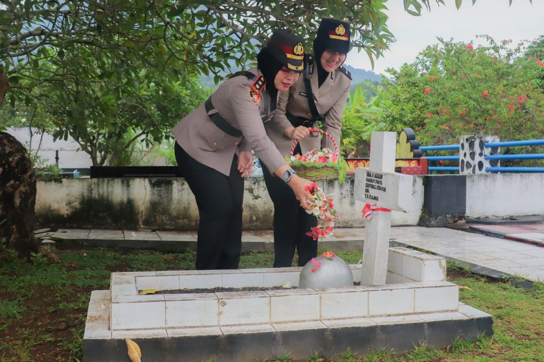 HUT Ke-76, Polwan Polda Malut Gelar Ziarah dan Tabur Bunga di TMP Banau