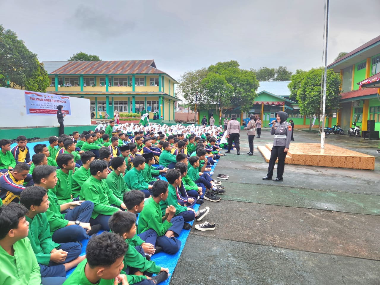 Polwan Goes To School: Polwan Polda Malut Tanamkan Nilai Positif pada Generasi Muda di Ternate