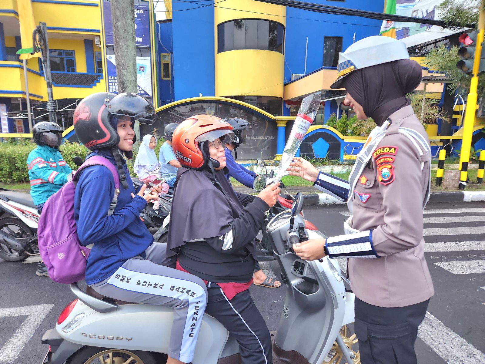 Polwan Polda Maluku Utara Gelar Patroli dan Gatur Lantas di Kota Ternate