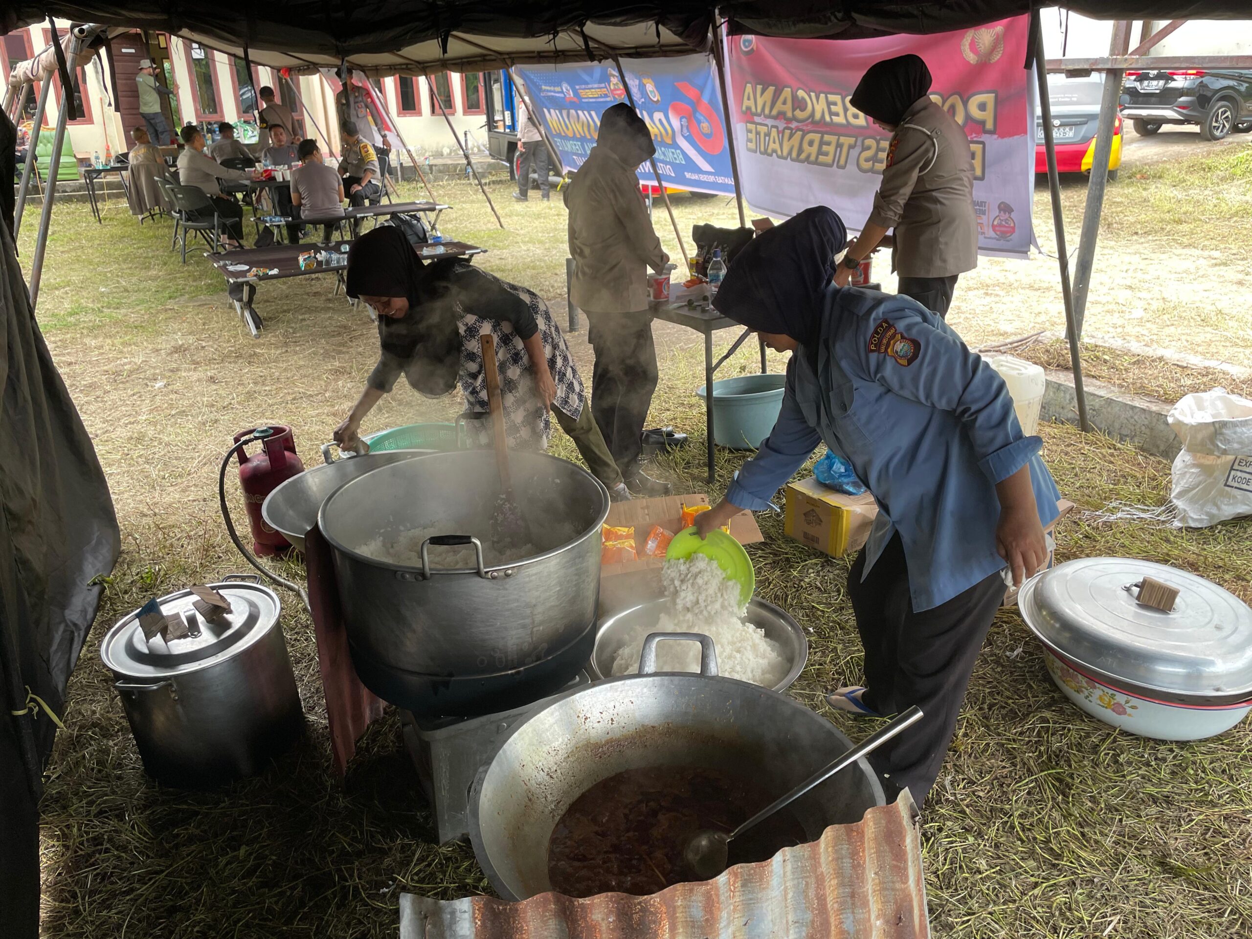 Polda Malut Dirikan Dapur Umum di Kelurahan Rua untuk Bantu Korban Banjir