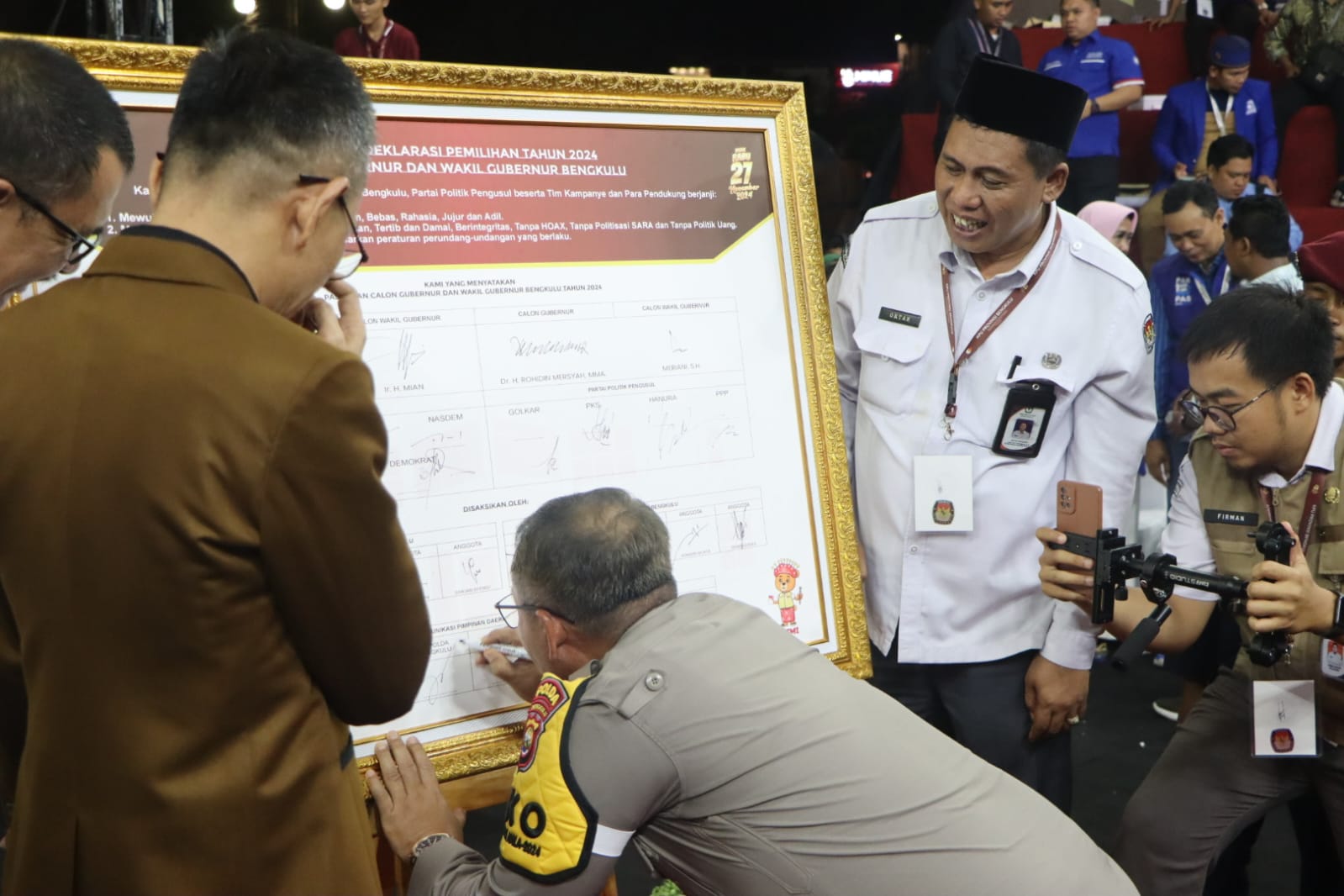 Sambut Pilkada Damai dan Riang Gembira, Kapolda Bengkulu Ajak Kedua Paslon Gub dan Wagub Nyanyi Bareng di Malam Pengundian Nomor Urut