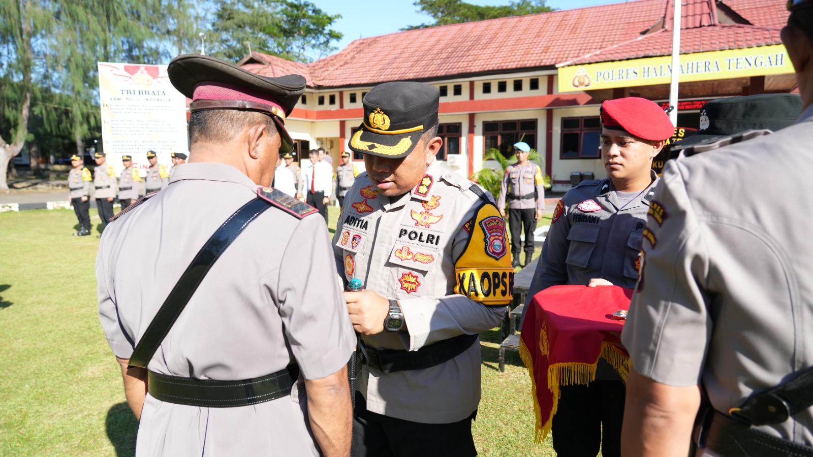 Kapolres Halteng Pimpin Upacara Sertijab Kapolsek Weda.