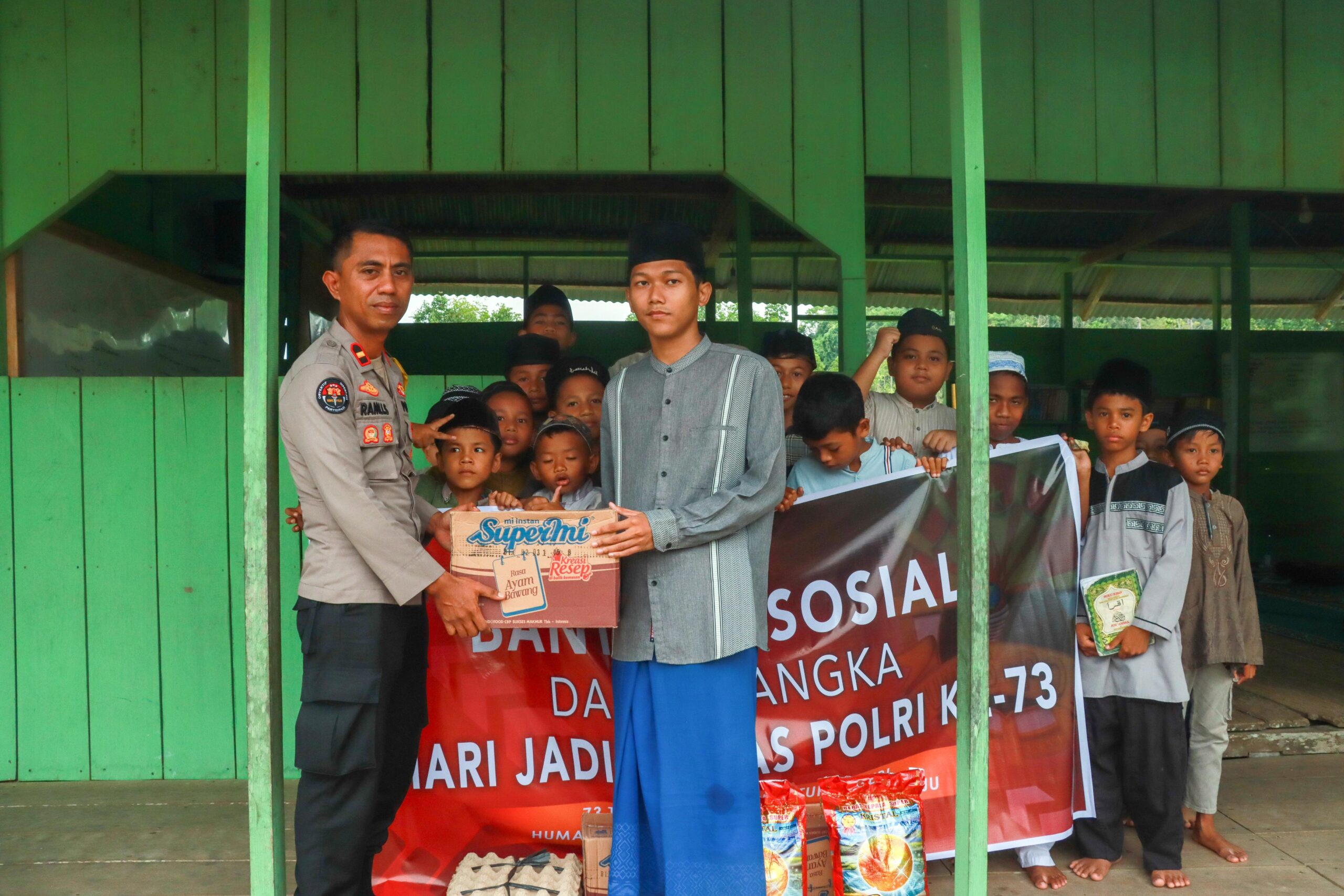 Humas Polres Halteng bagikan sembako di Pondok Pesantren Darul Hunafa.