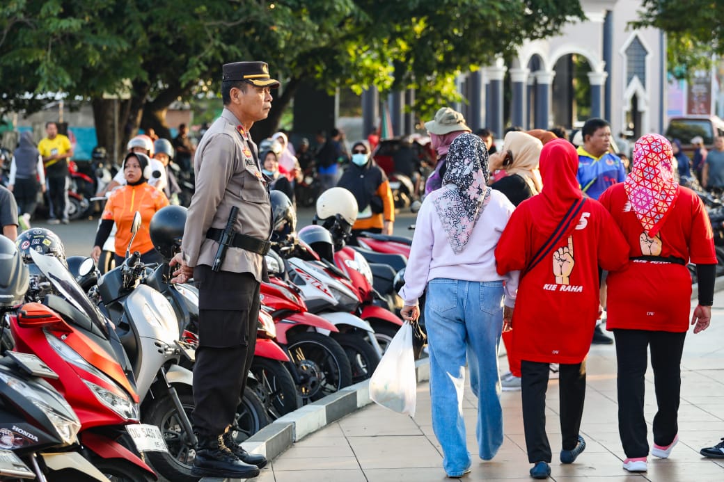 Pengamanan Jalan Sehat Paslon Cagub Nomor 1, Personel OMP Pastikan Kegiatan Berjalan Aman dan Lancar