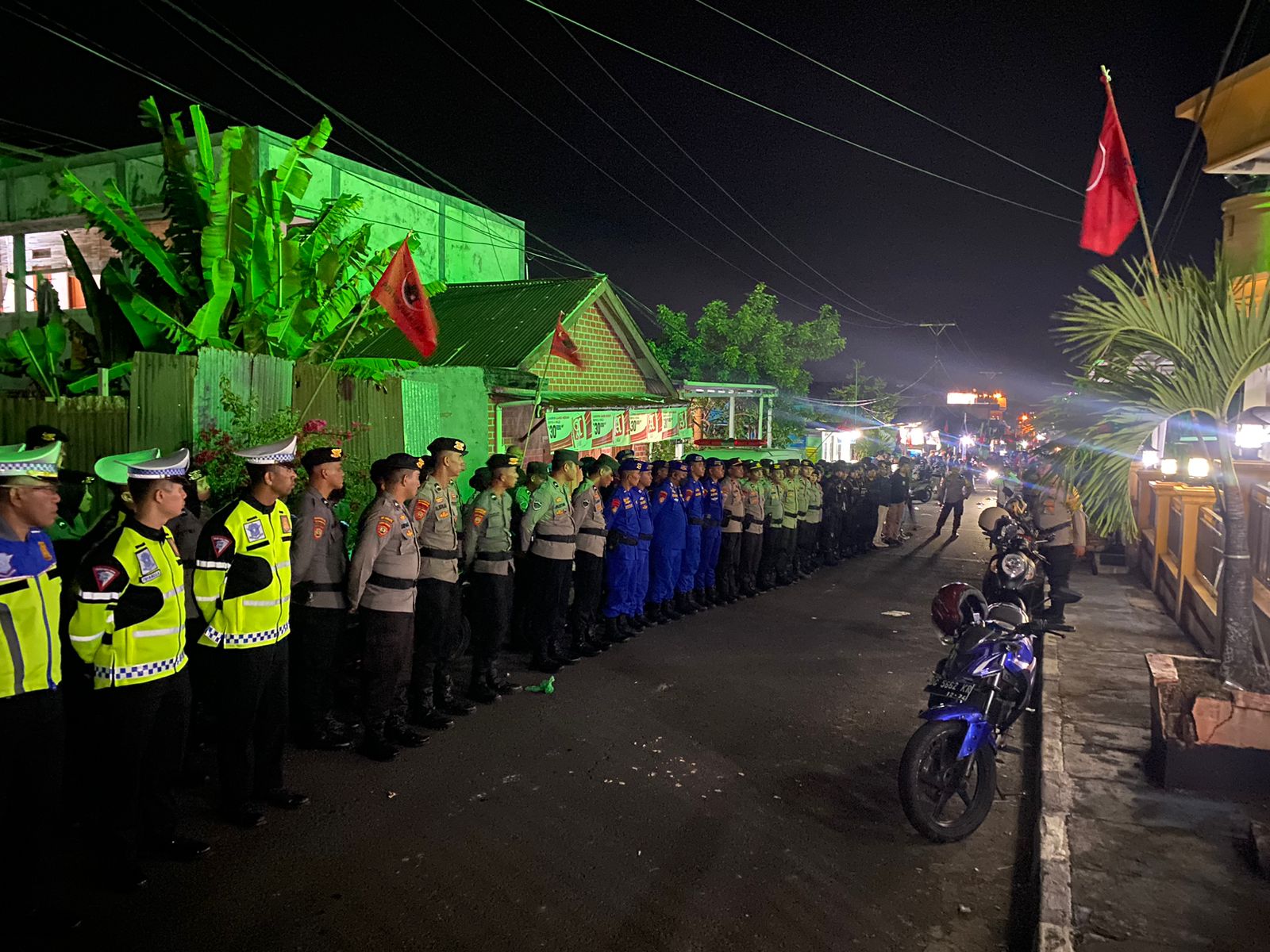 Personel OMP Kieraha 2024 Amankan Kampanye Tatap Muka Pasangan Calon Gubernur Nomor Urut 01