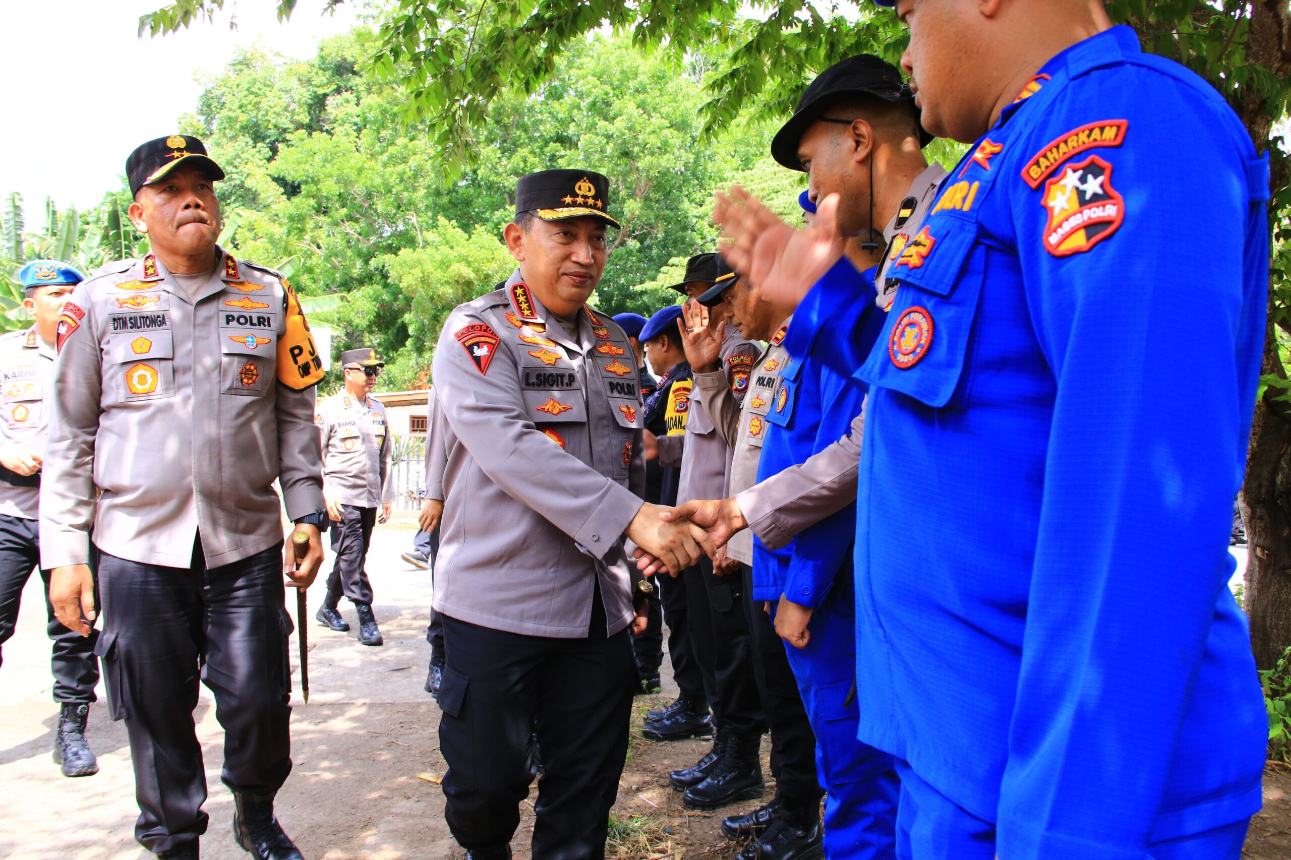 Kapolri Tinjau Posko Pengungsi Erupsi Gunung Lewotobi di NTT