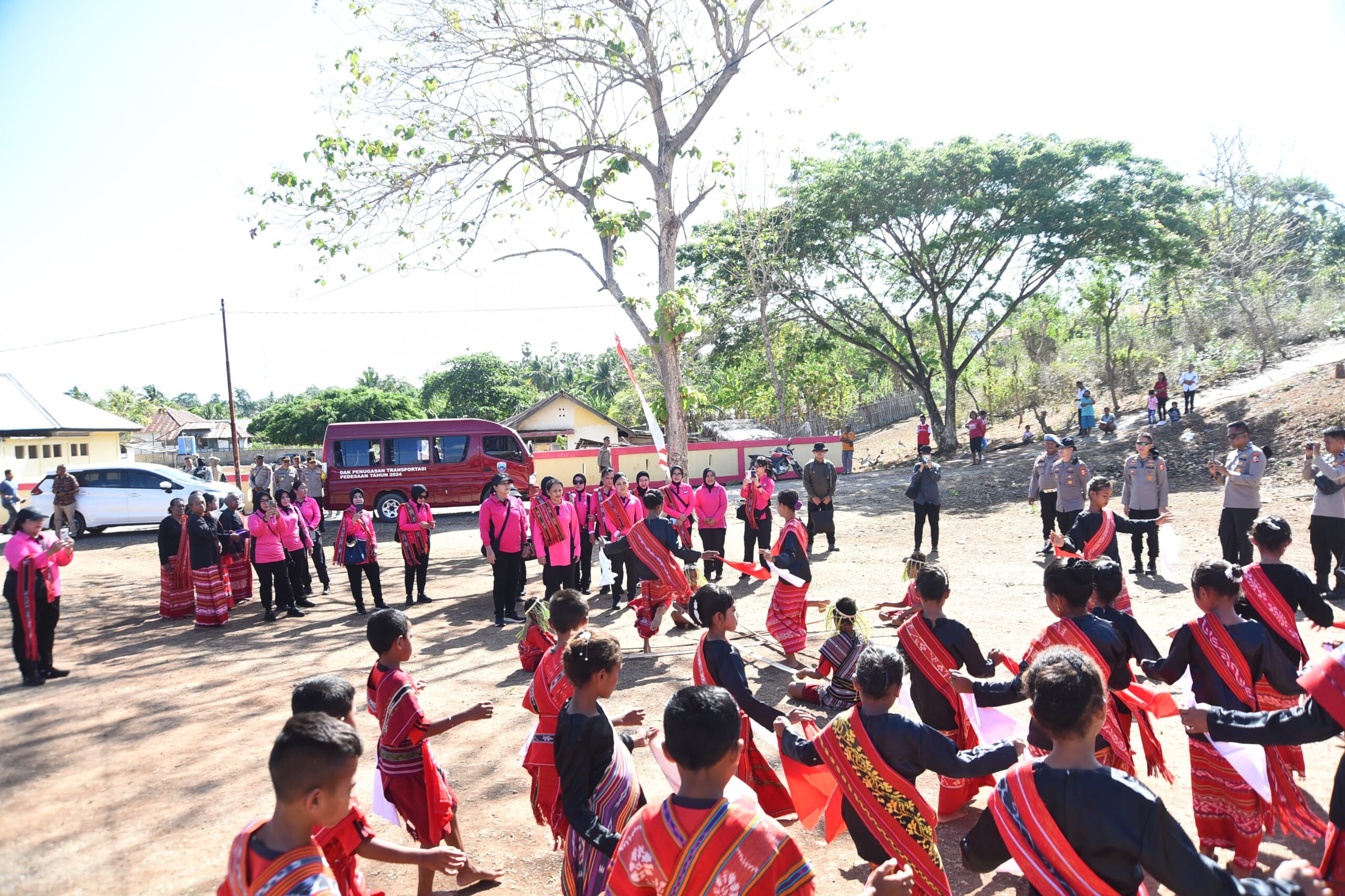 Ketum Bhayangkari Pusat Kembali Salurkan Ribuan Paket Bansos di Maluku Barat Daya