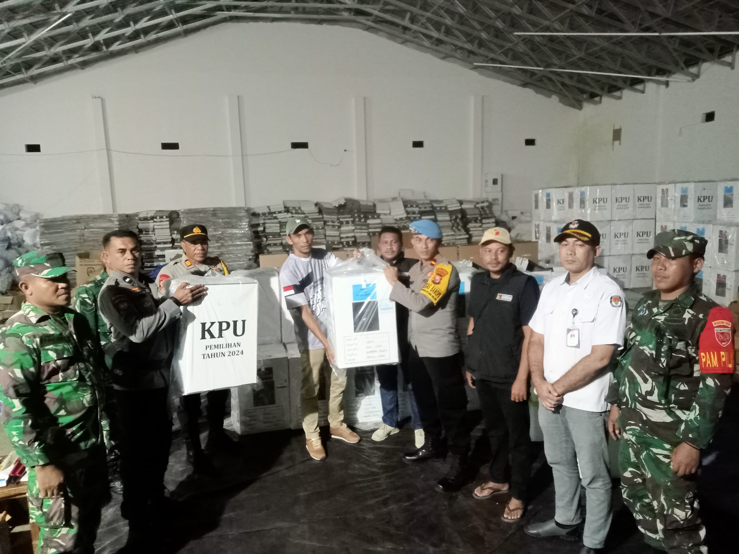 Kapolres Halteng tinjau langsung pergeseran Logistik Pilkada 2024 di kepulauan Gebe