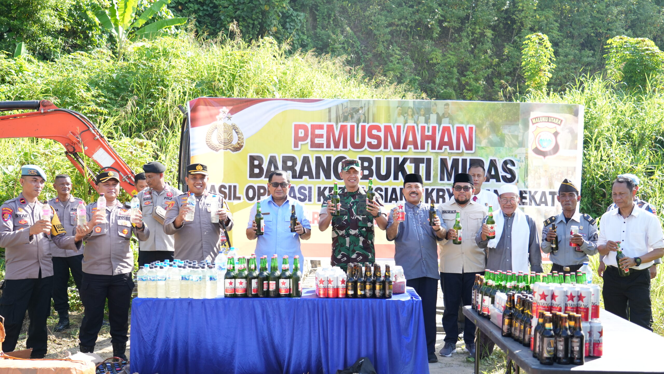 Jaga Kamtibmas menjelang Nataru Polres Halteng Gelar Pemusnahan Barang Bukti ribuan Botol Miras.