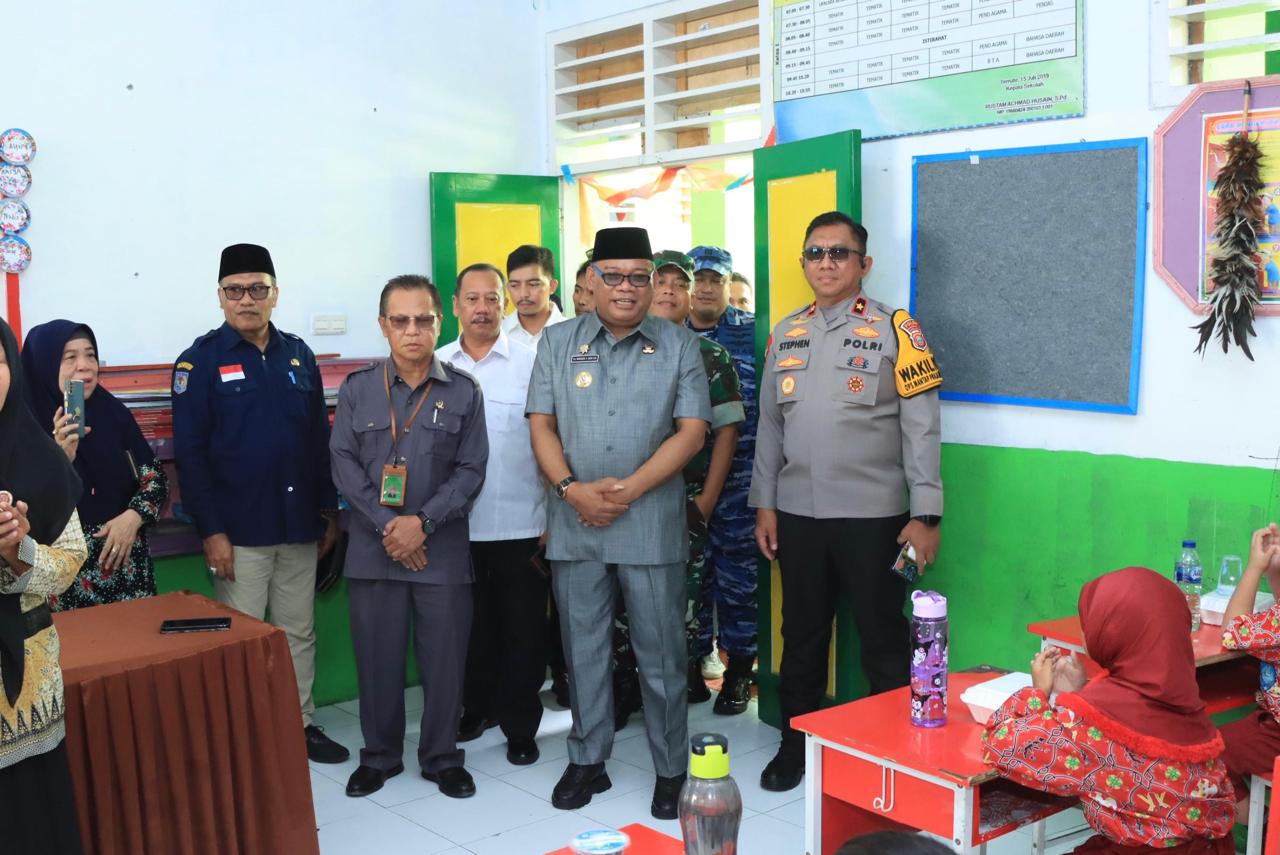 Wakapolda Malut Dampingi Penjabat Gubernur Provinsi Malut Tinjau Program Pembagian Makan Bergizi Gratis bagi Siswa Sekolah Dasar