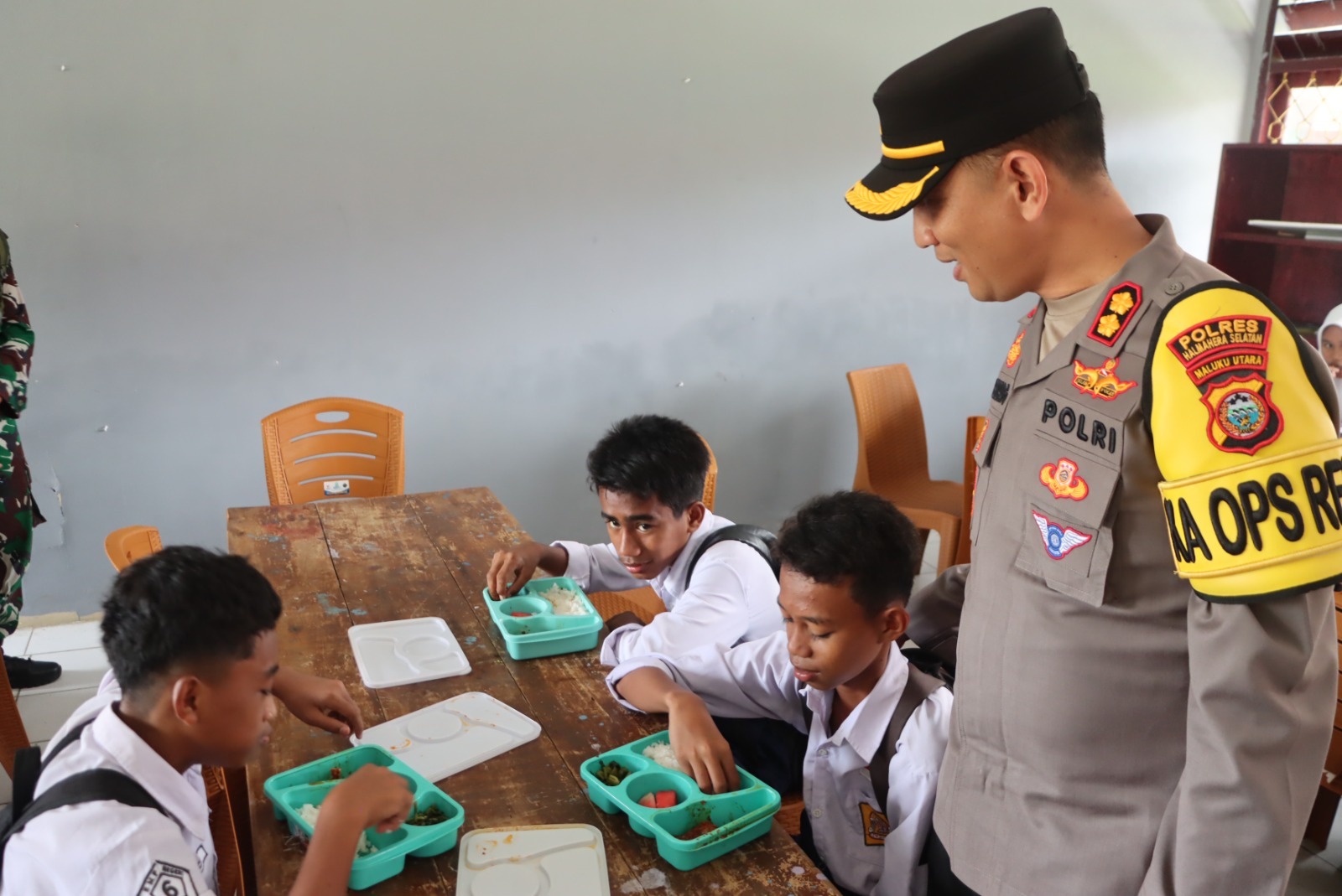 Makanan Bergizi Gratis (MBG) Kab. Halsel Mulai Berjalan, Kapolres Halsel Laksanakan Monitoring.