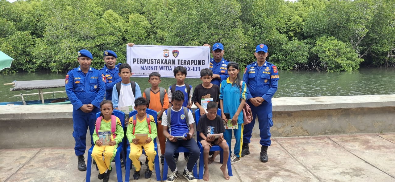 Meningkatkan kualitas hidup masyarakat Pesisir Polairud Polda Malut Sambangi Warga dan Anak Sekolah.