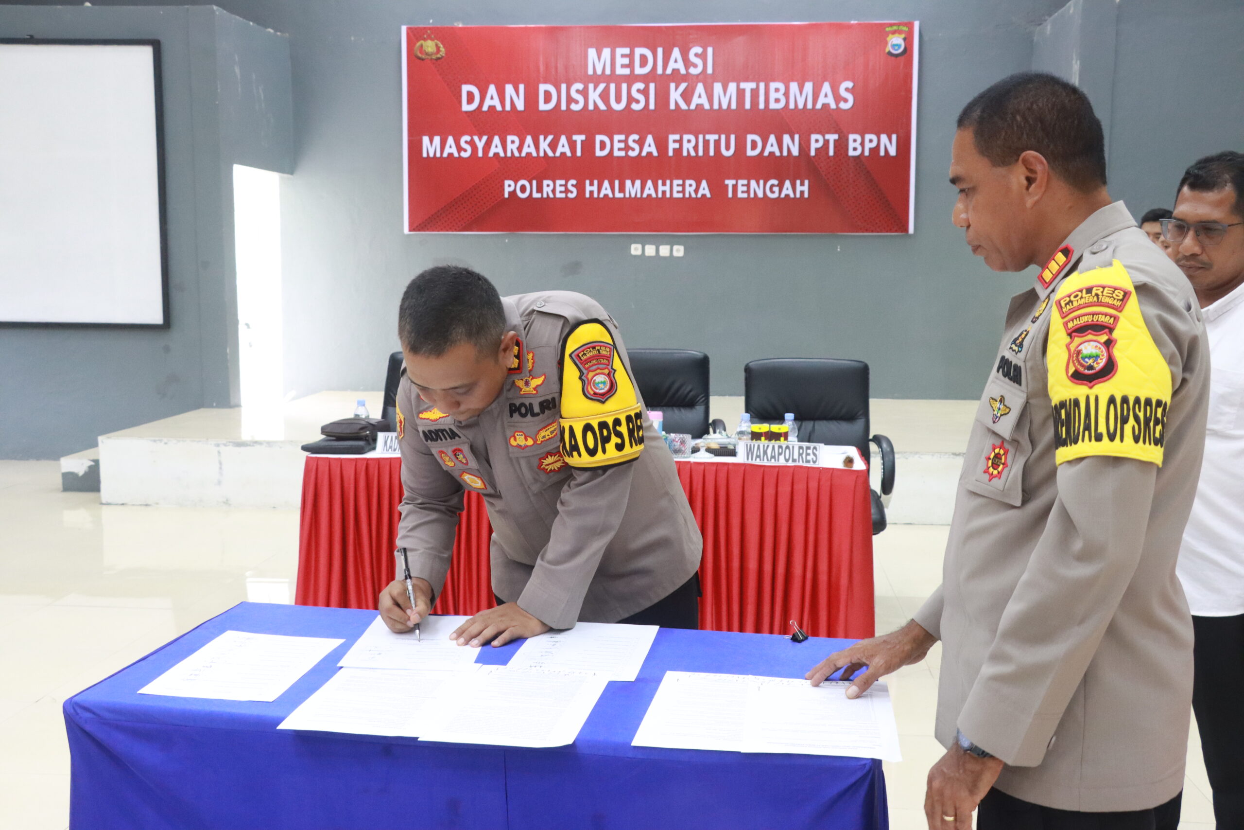 Polres Halteng Mediasi dan diskusi Kamtibmas Masyarakat Desa Fritu dan PT.BPN.