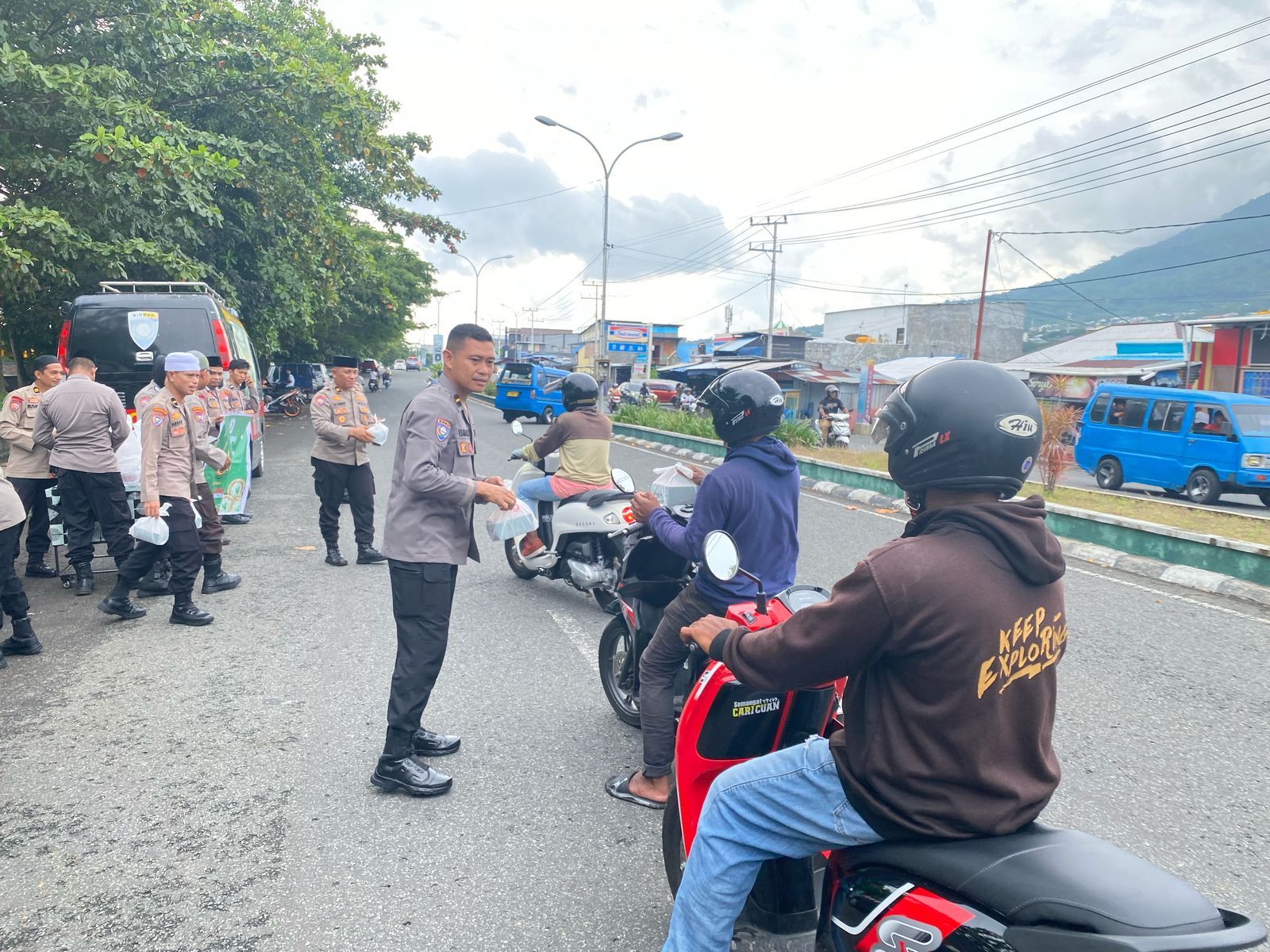 Peduli terhadap sesama, Dit Binmas Polda Maluku Utara Berbagi Takjil kepada Masyaraka