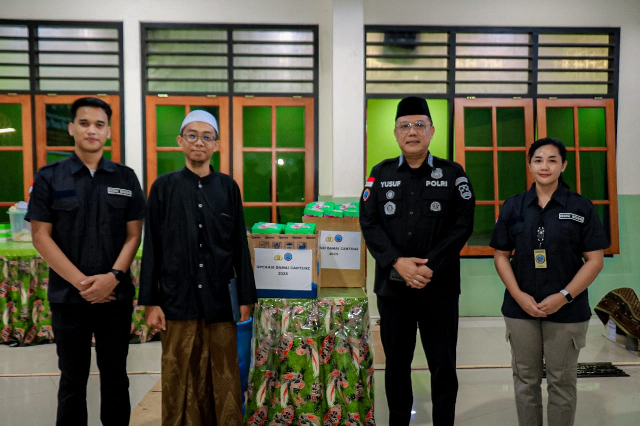 Berkah Ramadan: Kasatgas Humas Ops Damai Cartenz-2025 Bagikan Takjil di Masjid Fajrul Islam Jayapura