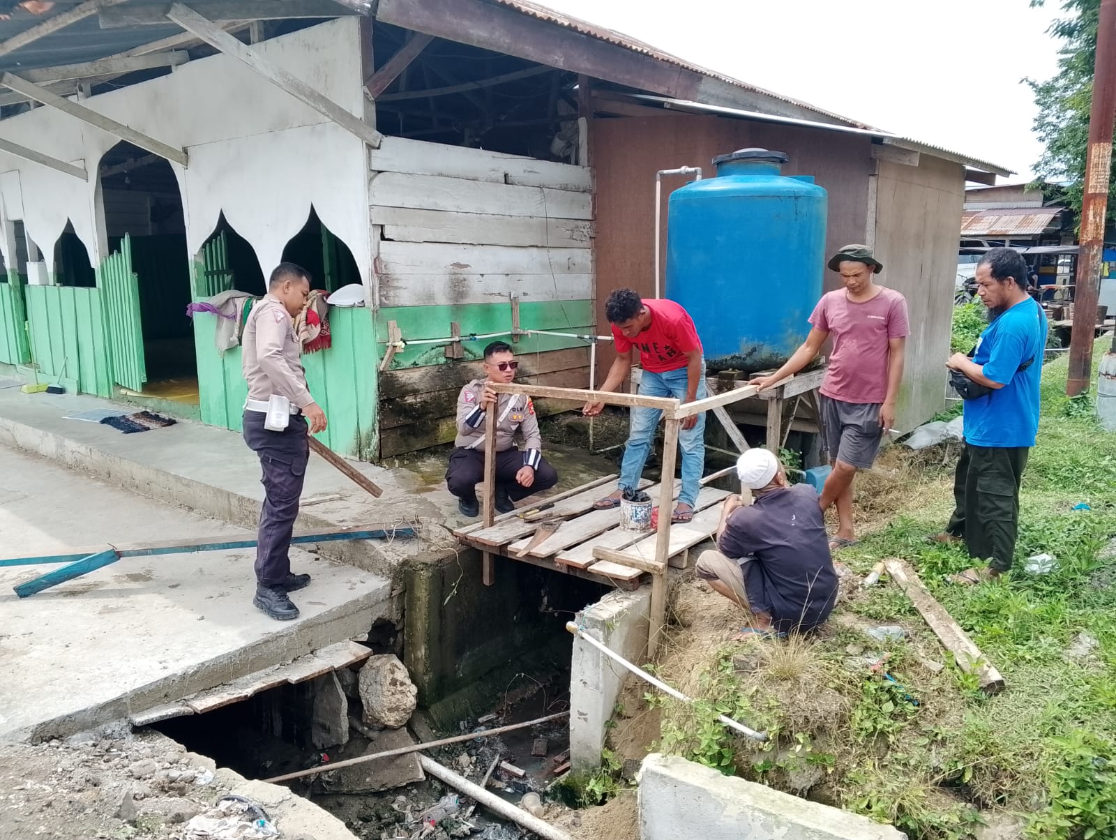 Bakti Religi Satlantas Polres Halteng Bantu Perbaiki tempat Wudhu musholla.