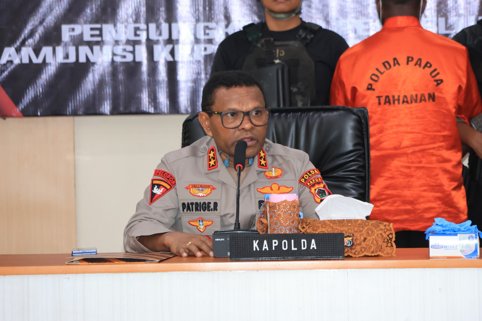 Kapolda Papua Sampaikan Penangkapan Pelaku Penyelundupan Senjata Untuk KKB di Puncak Jaya