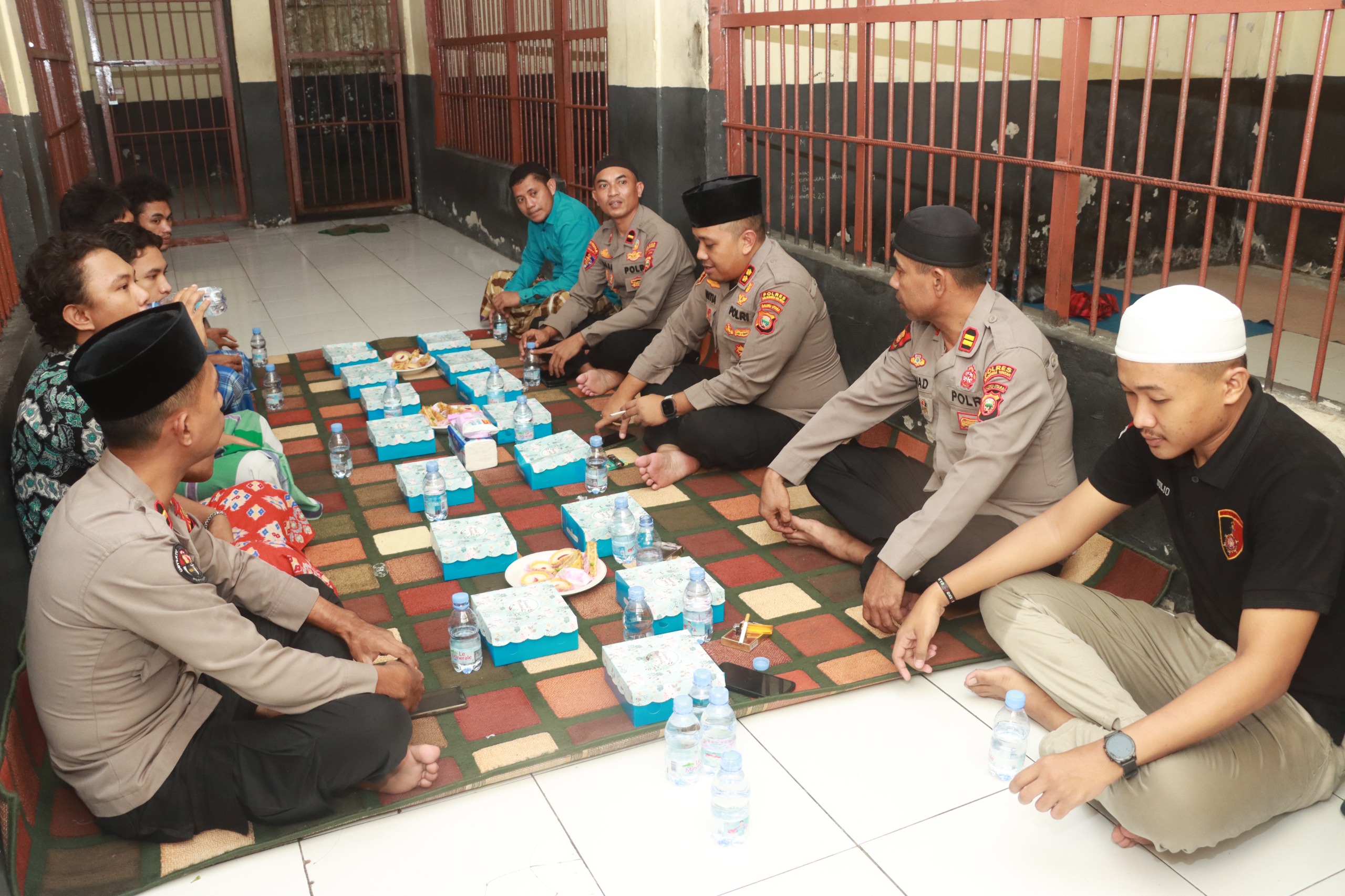 Berbagi kebahagian,Kapolres Halteng  Gelar Buka bersama dengan Tahanan.