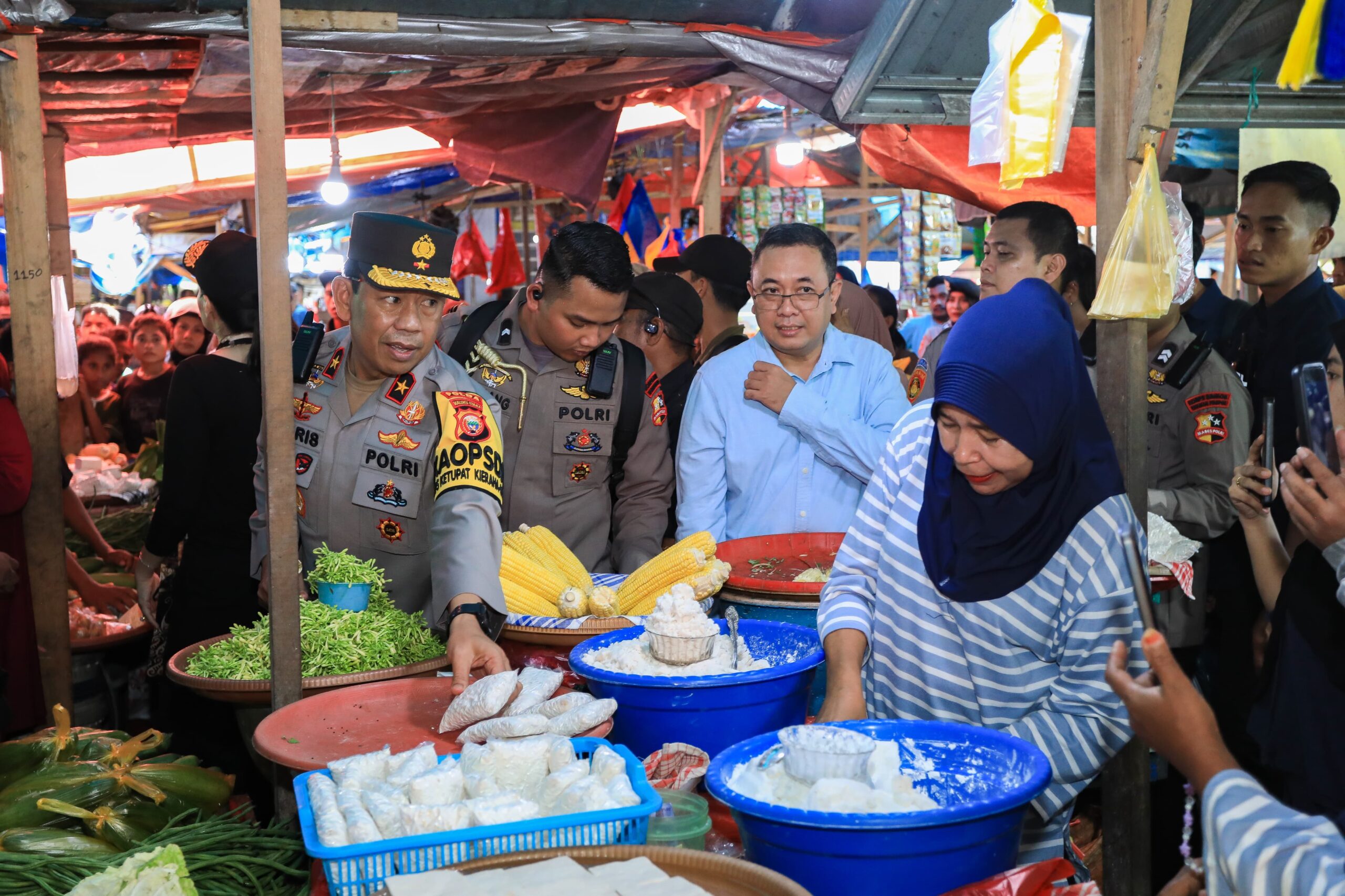 Kapolda Maluku Utara dan Gubernur Tinjau Pasar Higienis, Pastikan Harga Bahan Pokok Stabil