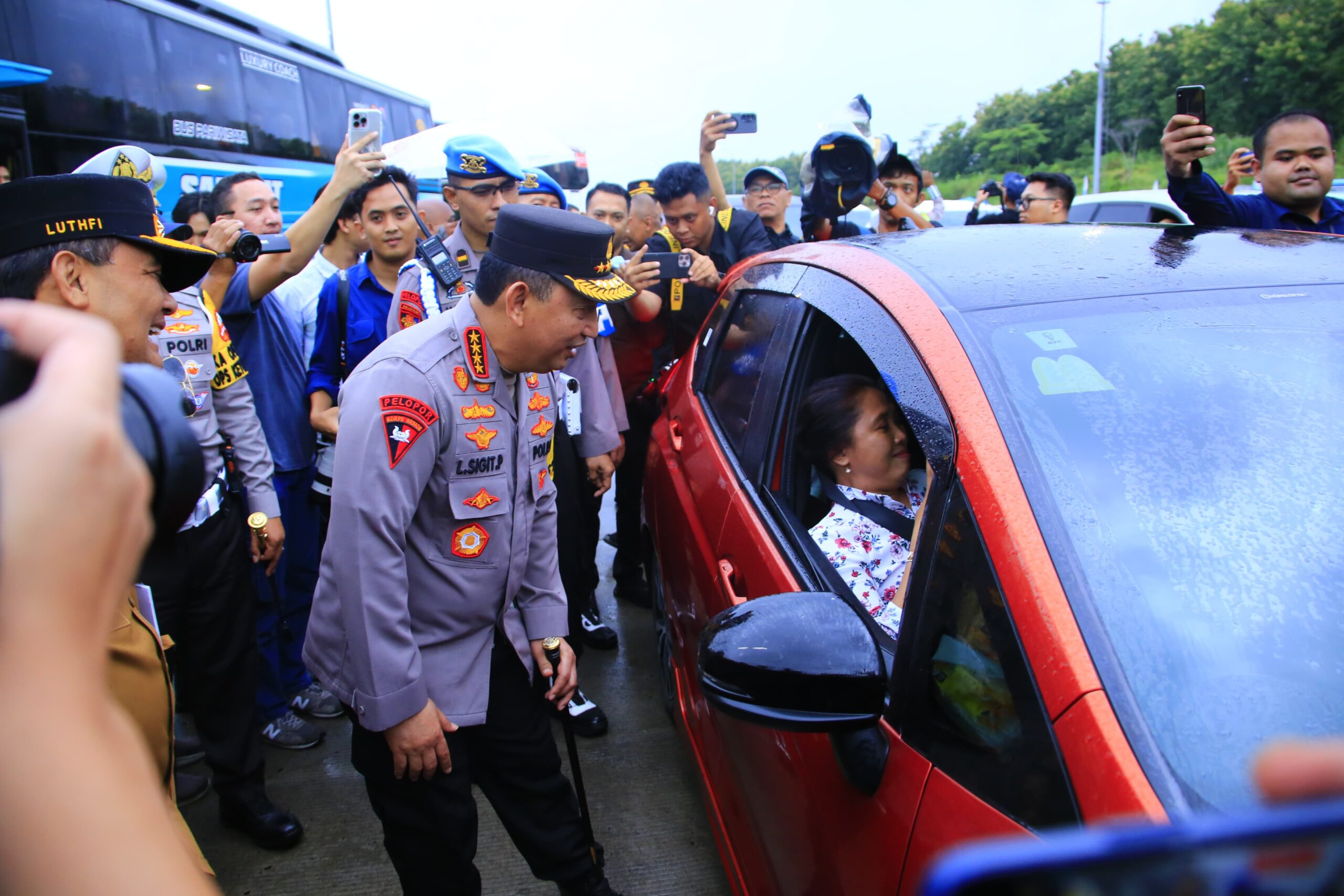 Kapolri Sapa Pemudik di Tol Kalikangkung, Sampaikan Pesan Utamakan Keselamatan