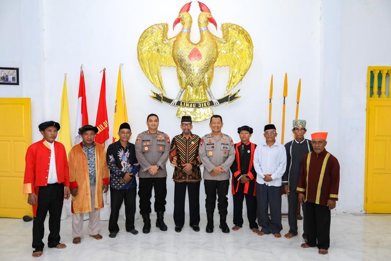 Pererat Sinergi dengan Tokoh Adat, Kapolda Maluku Utara dan Ketua Bhayangkari Silaturahmi ke Kesultanan Jailolo